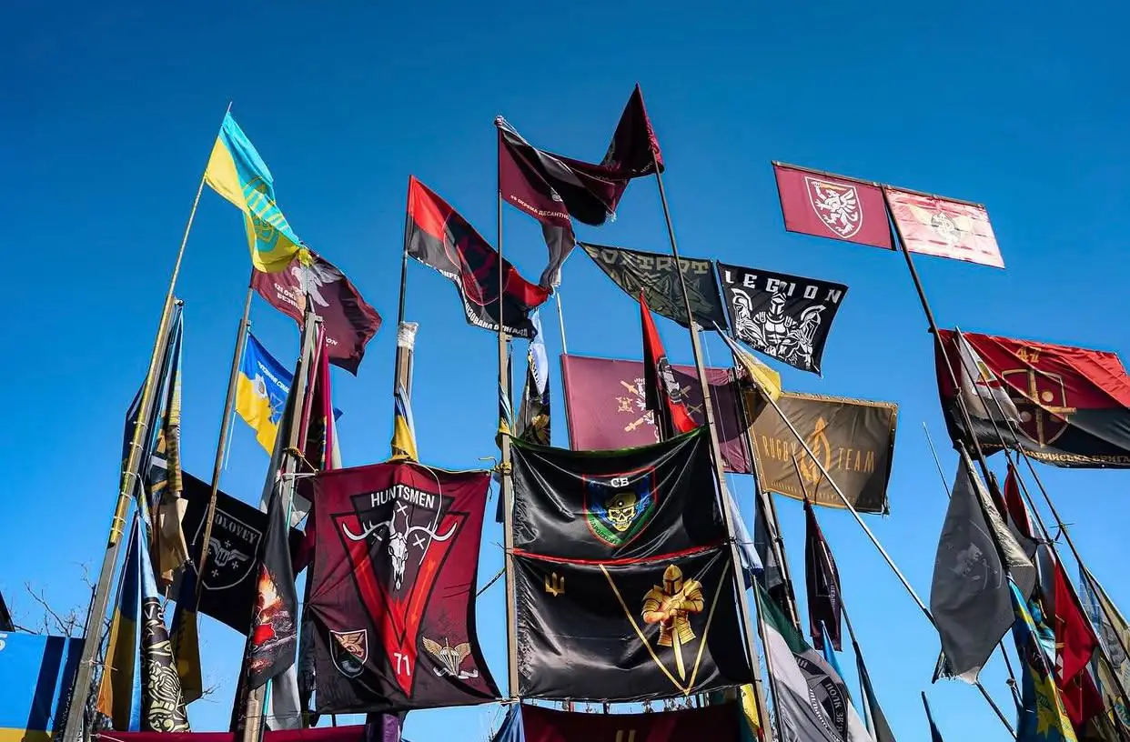 Стела закрита прапорами десятків підрозділів.