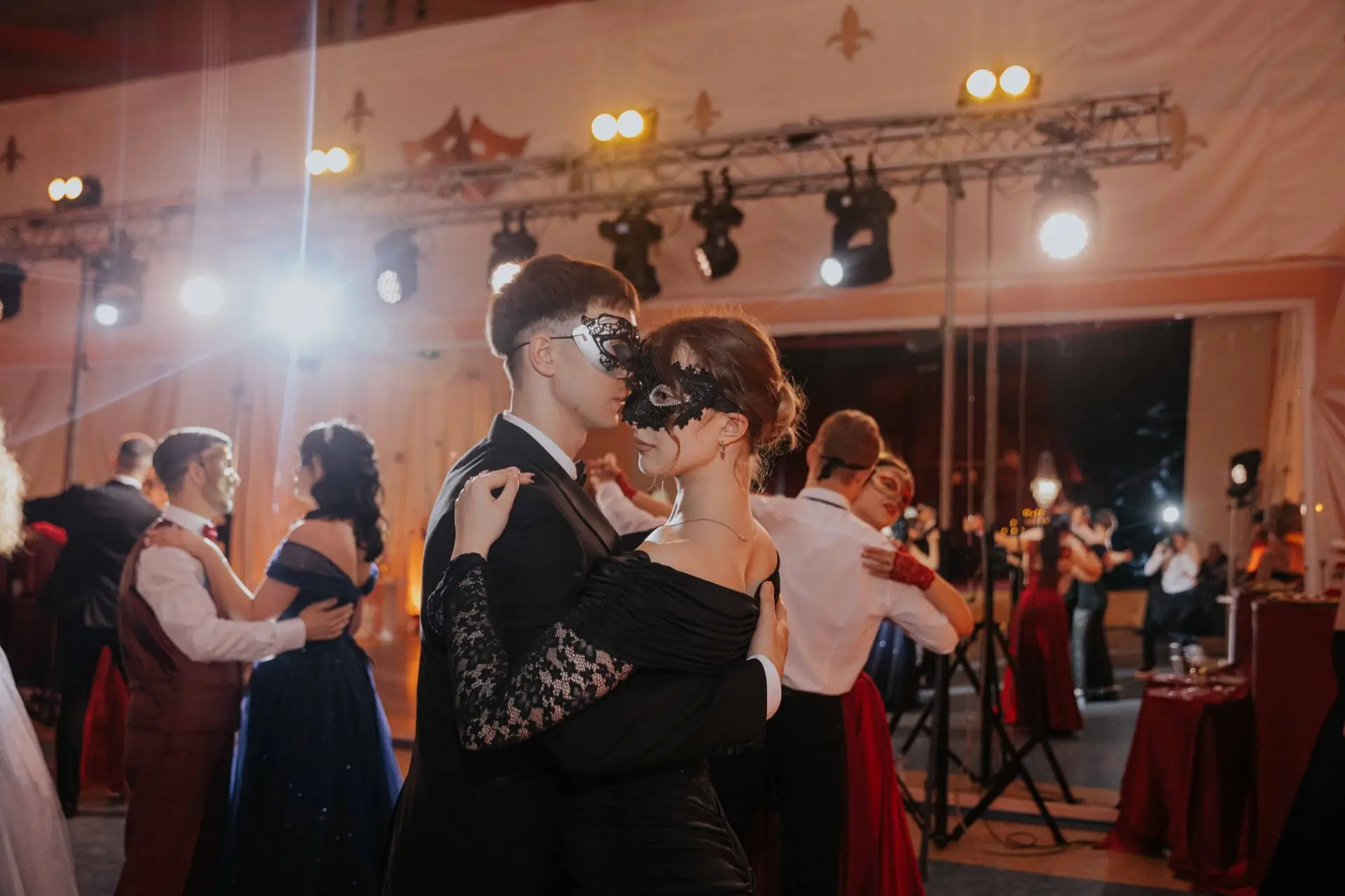 studenty snau tantsiuiut na balu vals u maskakh Студенти СНАУ танцюють на балі вальс у масках