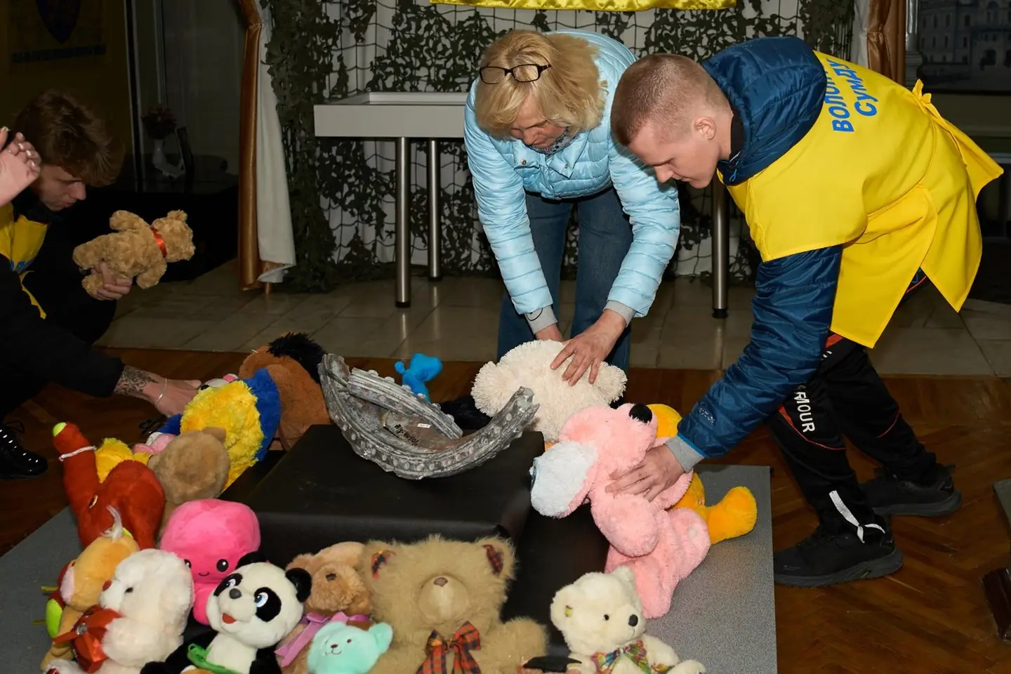 волонтери СумДУ готують інсталяцію до роковин трагедії 13 квітня