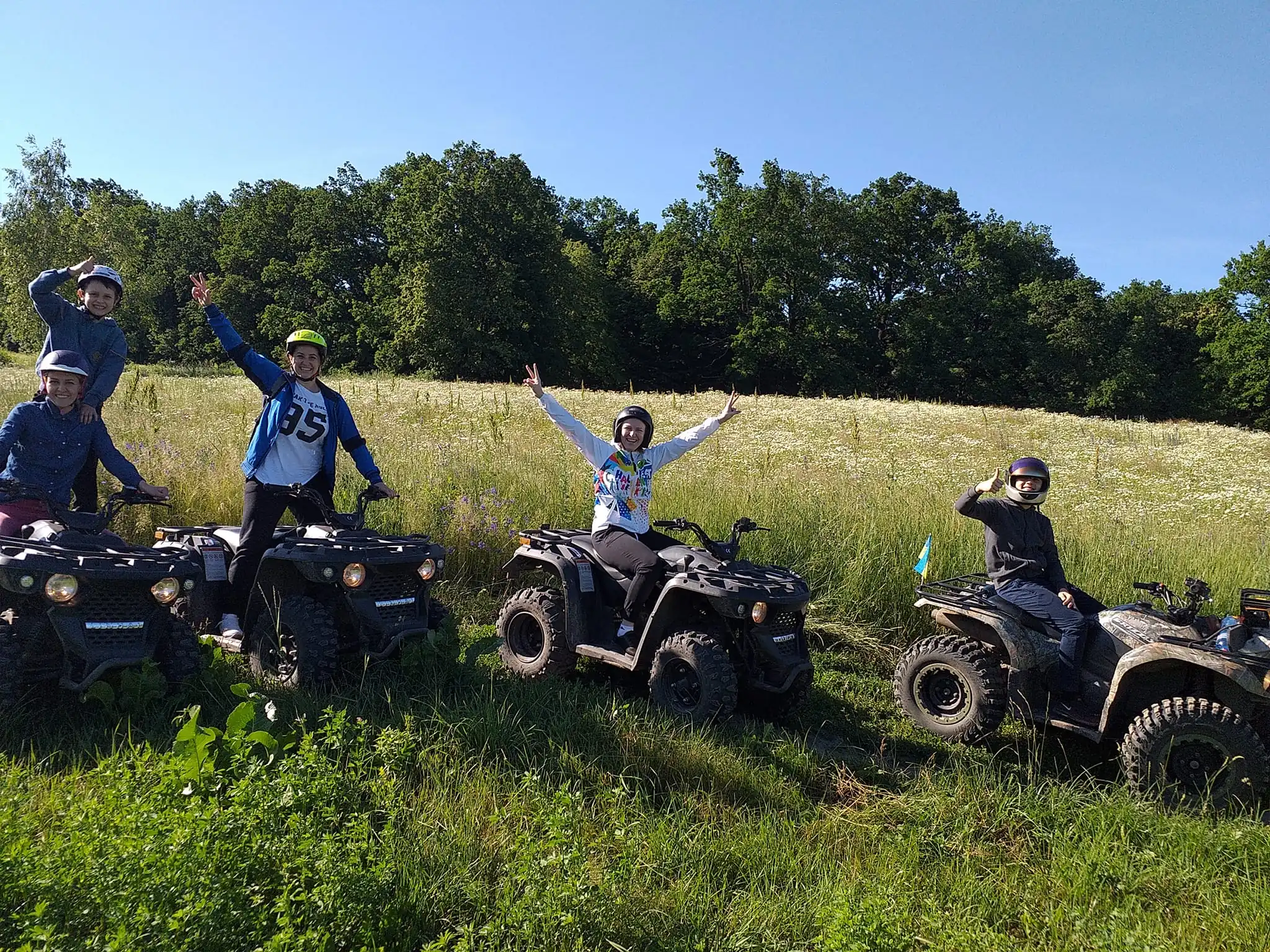 Сум'яни катаються на квадроциклах