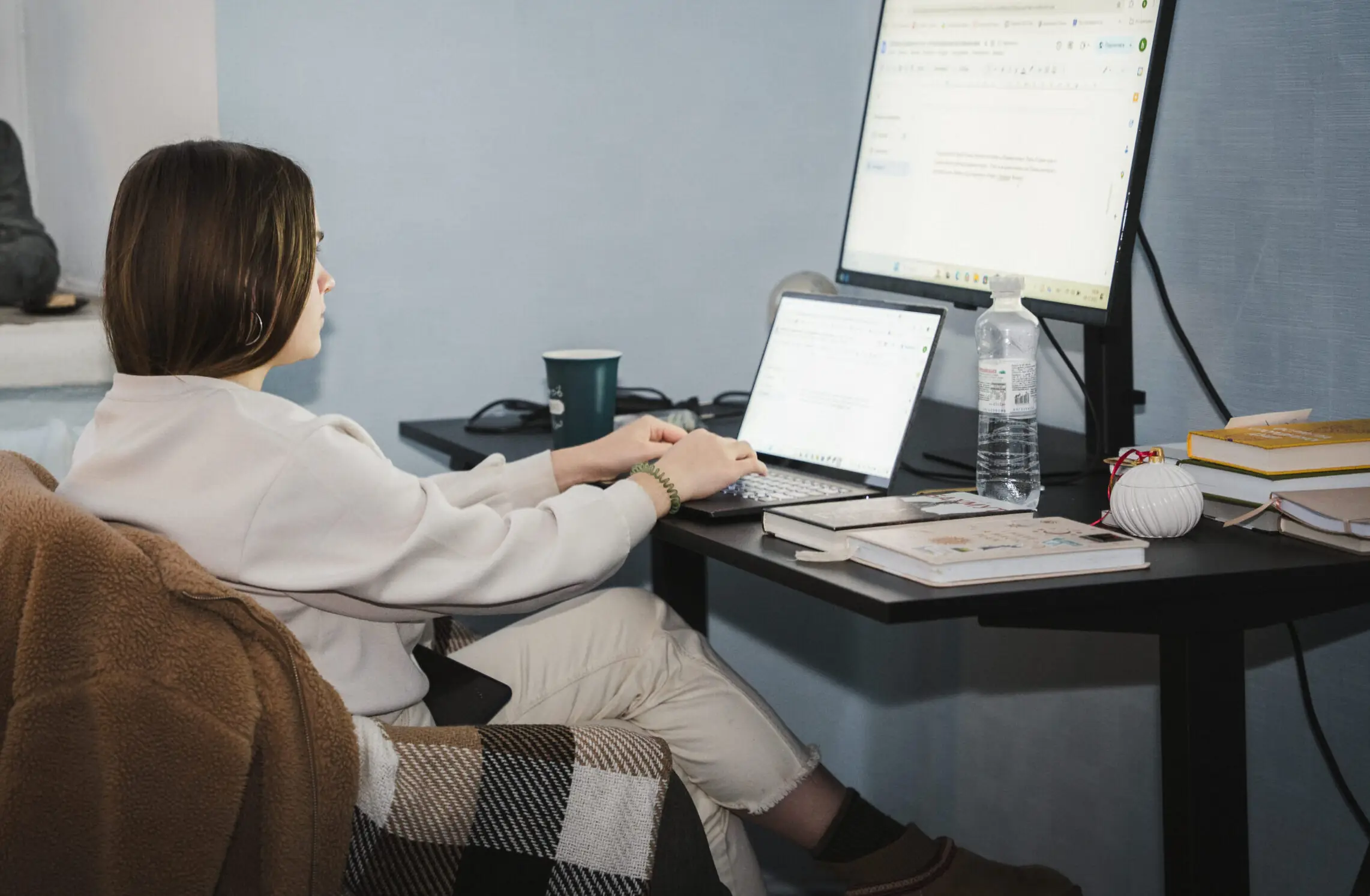 Сумська журналістка працює в офісі