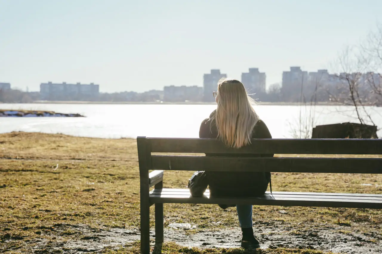 дівчина сидить біля озера Чеха в Сумах