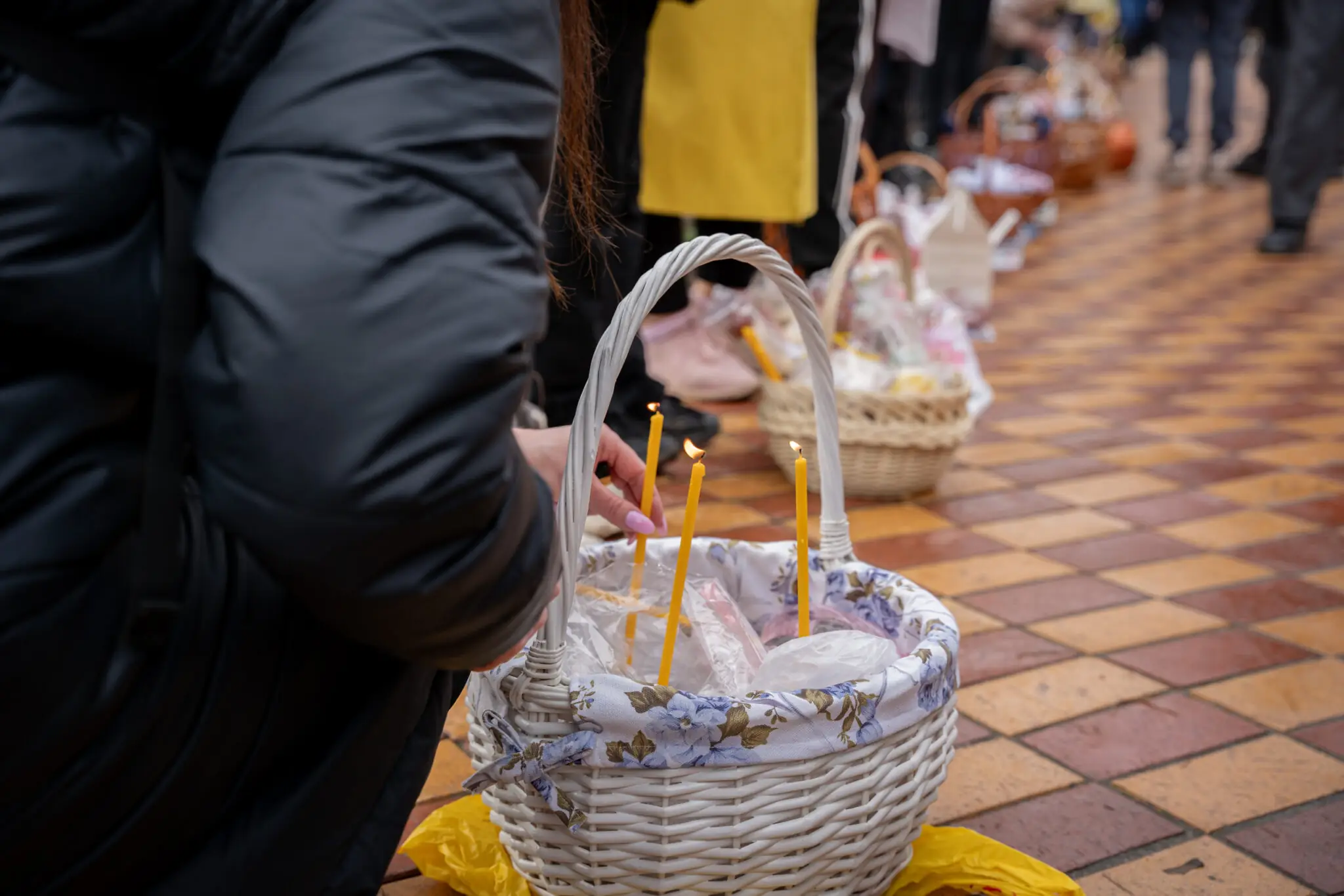 sumy-velykden-26-03 Містяни запалюють свічки в очікуванні батюшки