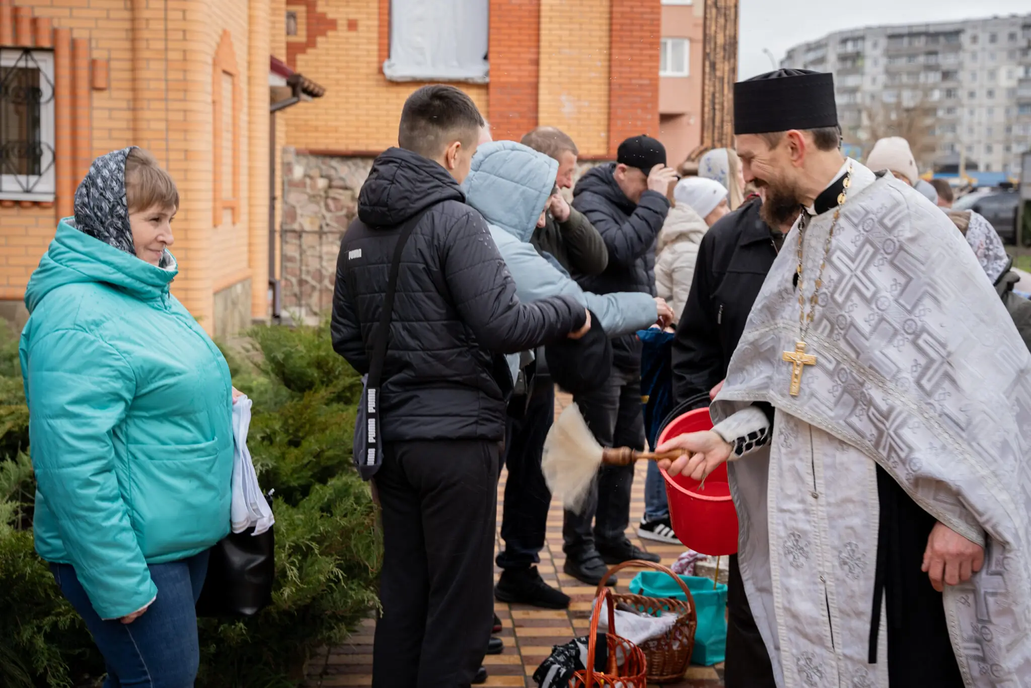 sumy-velykden-26-04 Сумʼянка посміхається панотцю