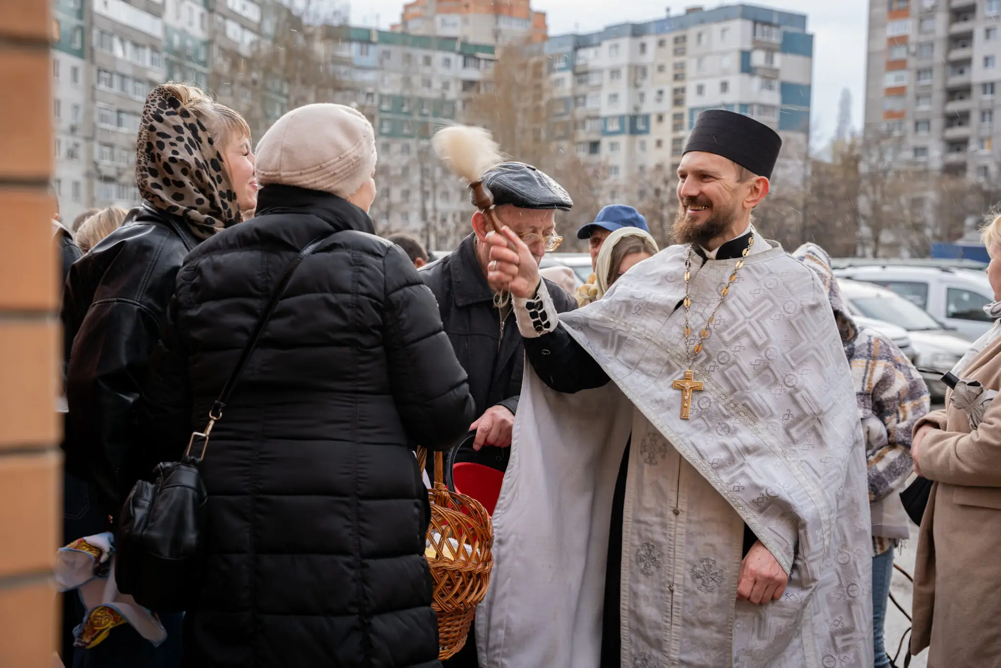 sumy-velykden-26-07 Отець вітає сумʼянок