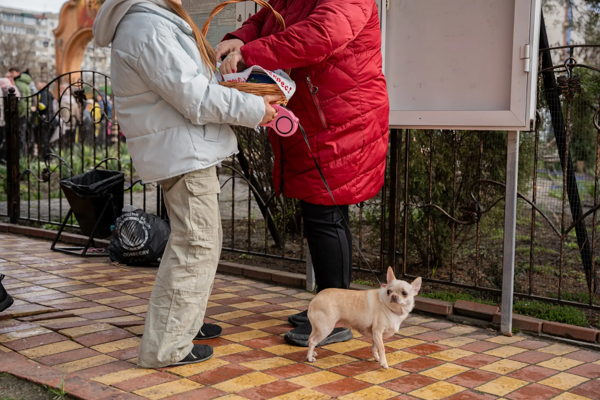 sumy-velykden-26-09 Маленький гість біля Свято-Георгіївського храму