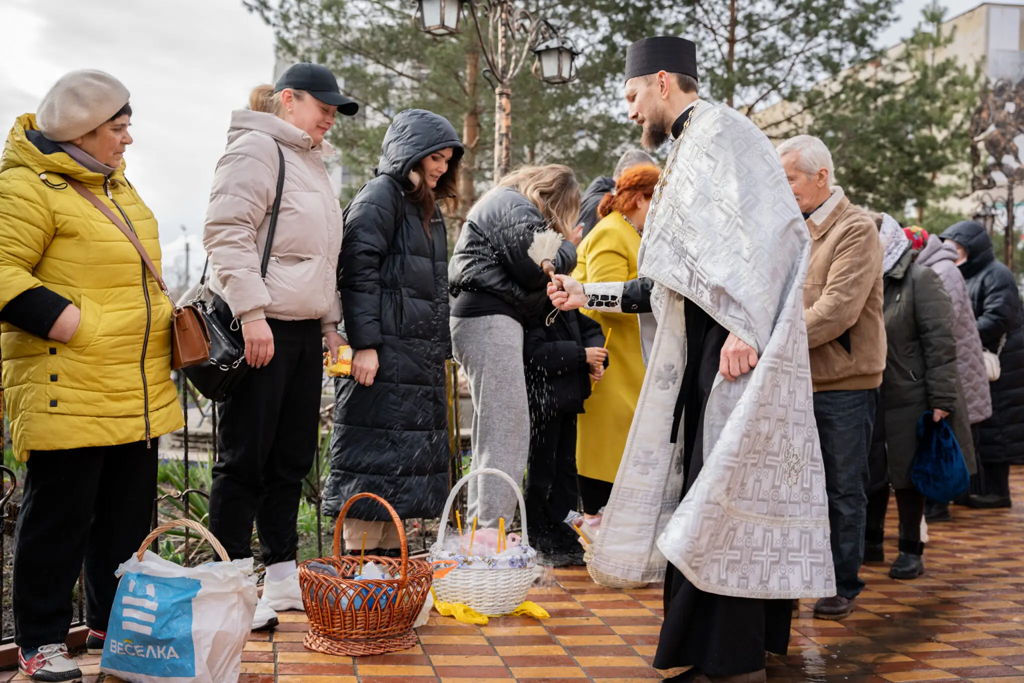 sumy-velykden-26-11 Священник кропить великодні кошики