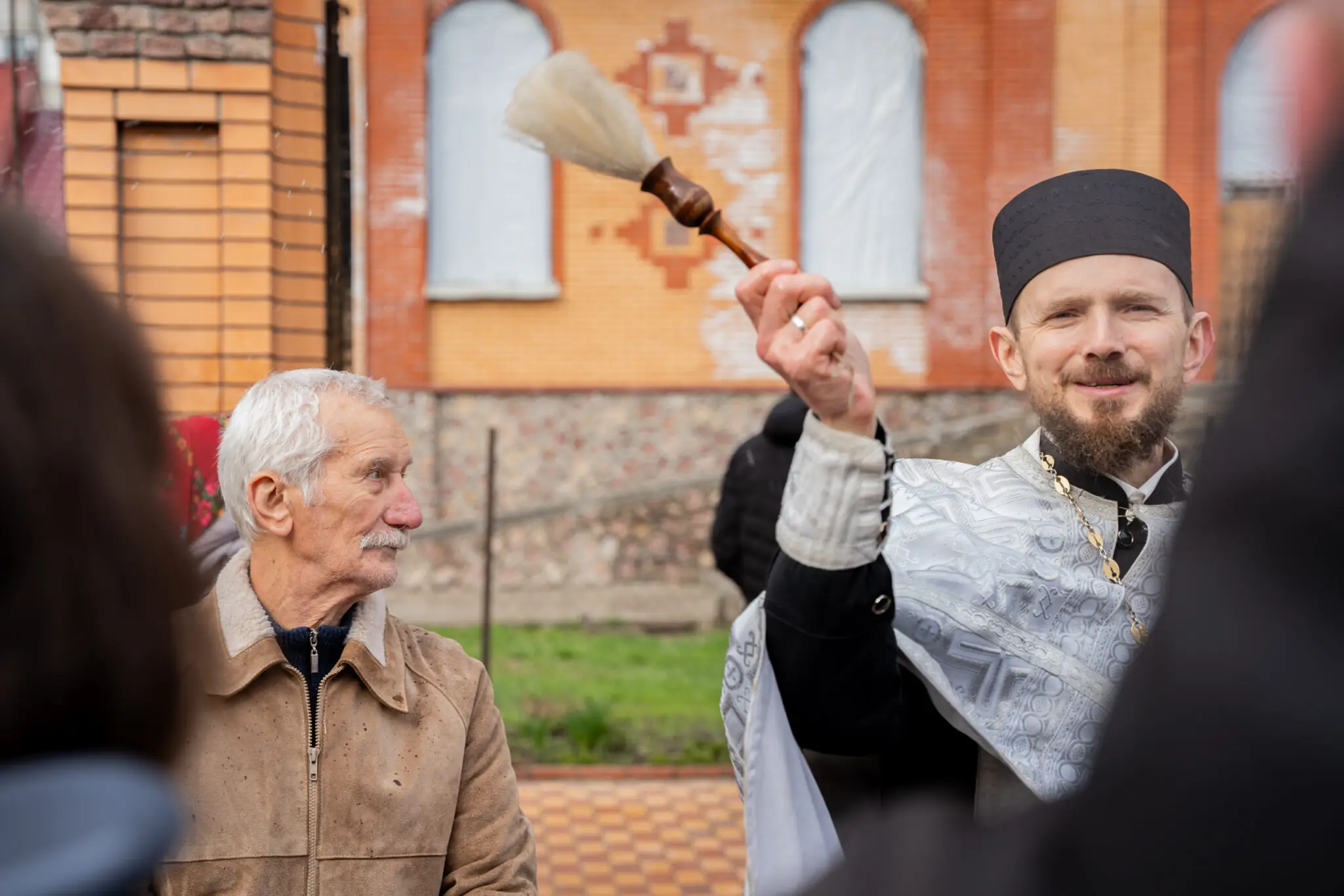 sumy-velykden-26-12 Священник кропить фотографа у черзі