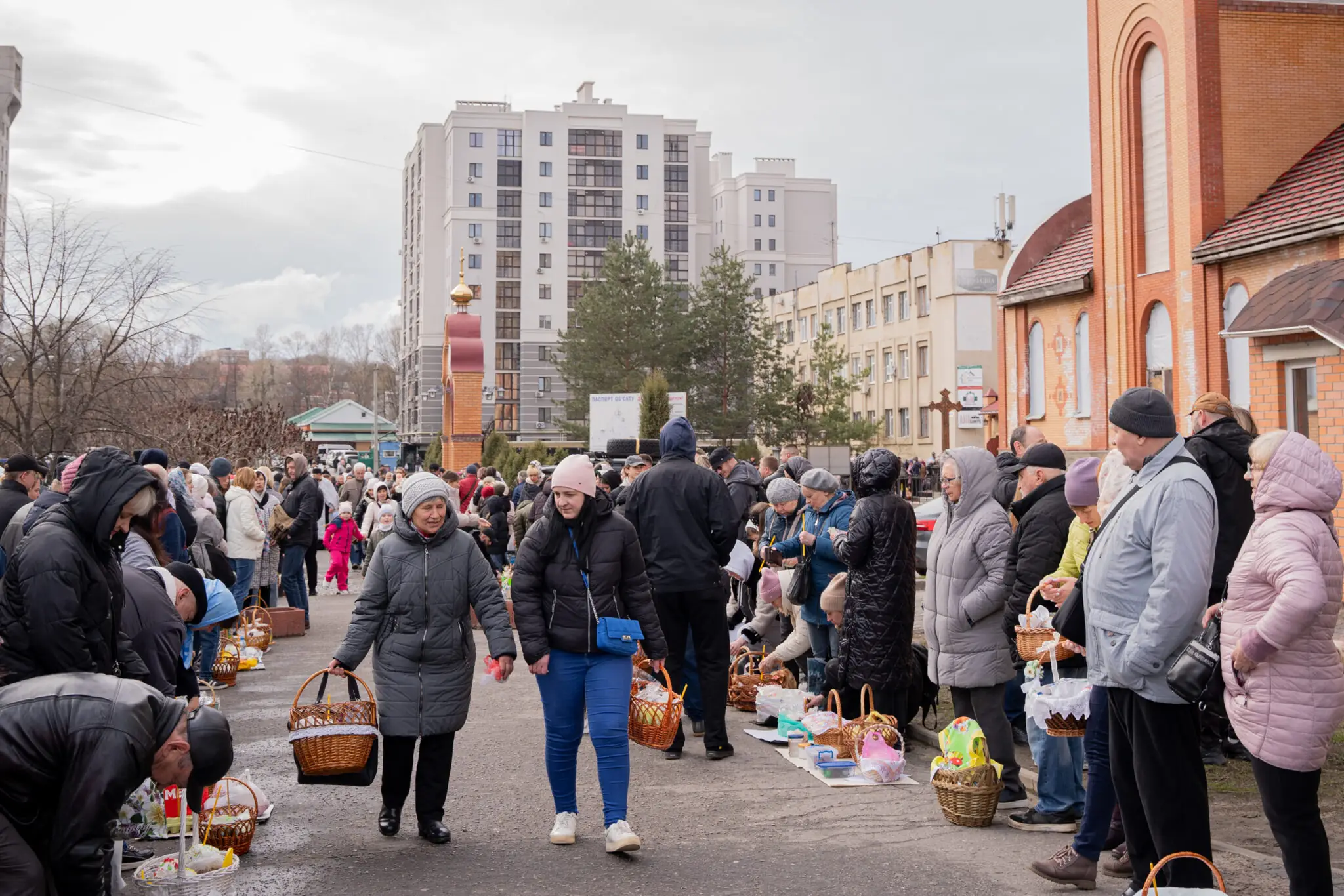 sumy-velykden-26-13 Сумʼяни займають місця у черзі біля Храму