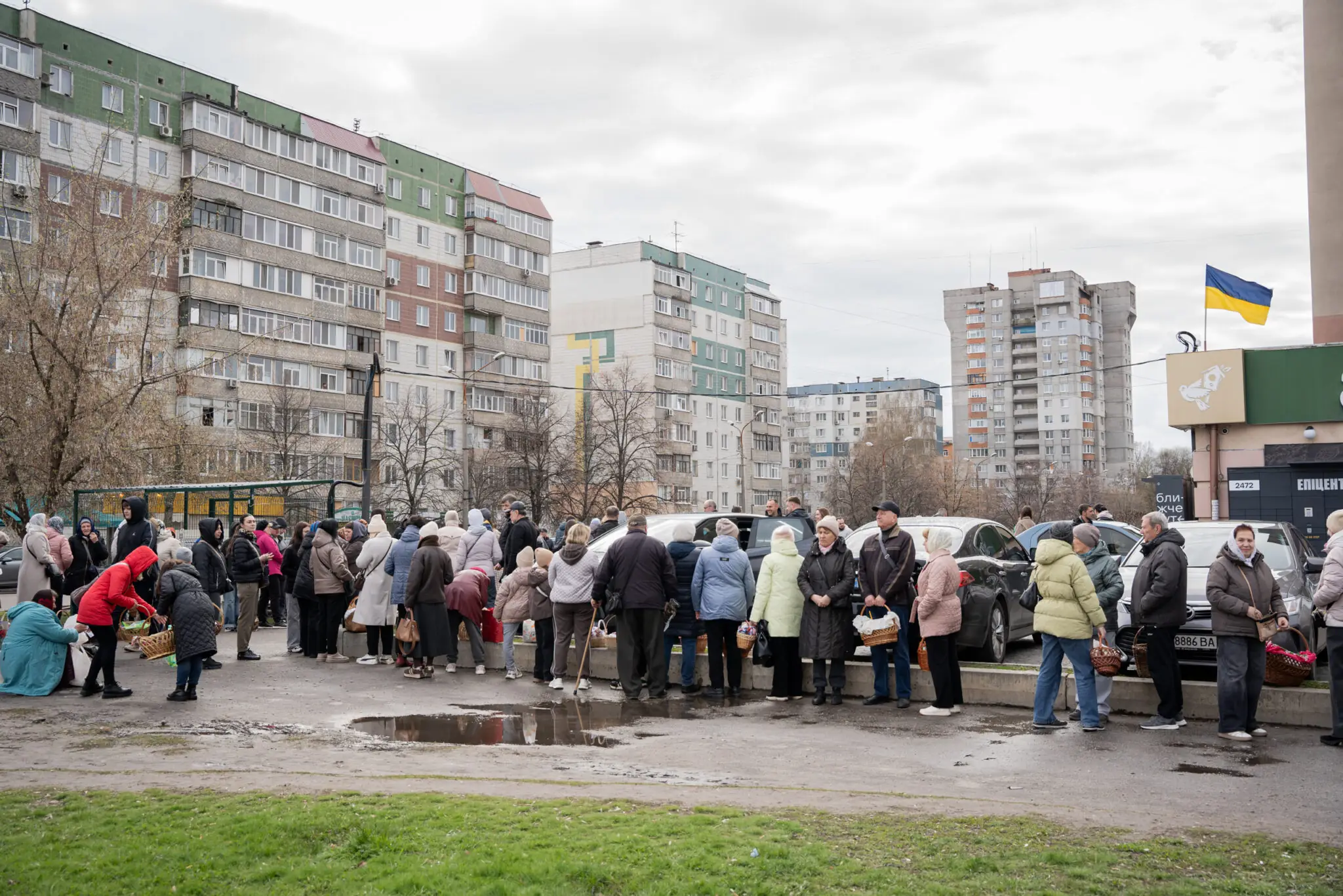 sumy-velykden-26-14 Черга містян біля Храму по вулиці Збройних сил