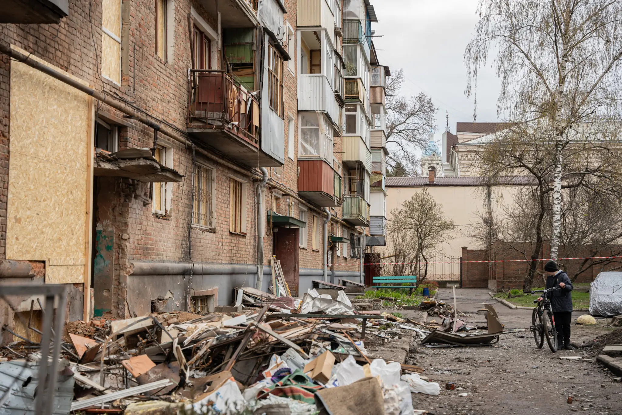 sumy-velykden-26-15 Будинок на вулиці Троїцькій після атаки у Страсну пʼятницю