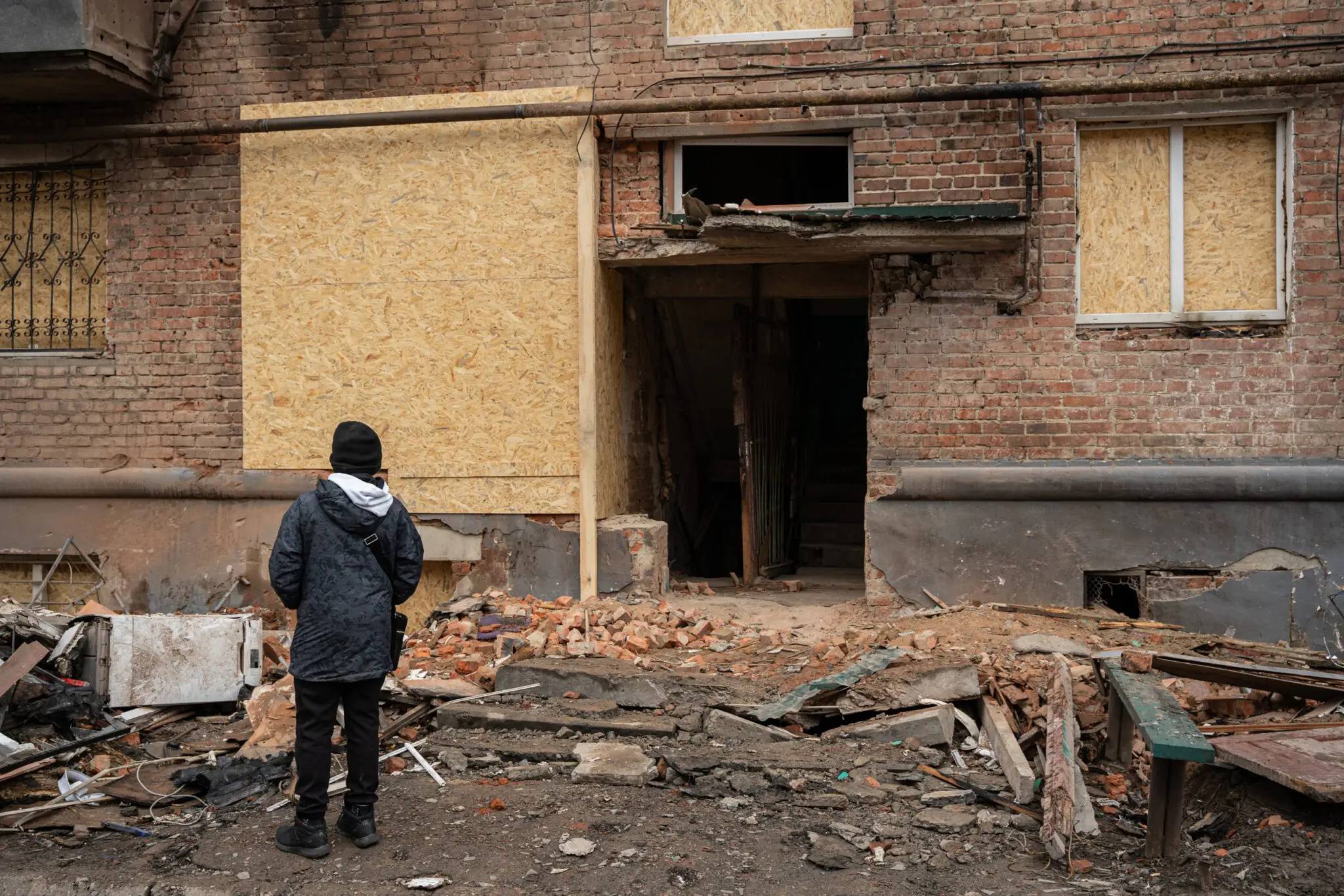 sumy-velykden-26-16 Хлопчик біля зруйнованого росіянами підʼїзду свого будинку