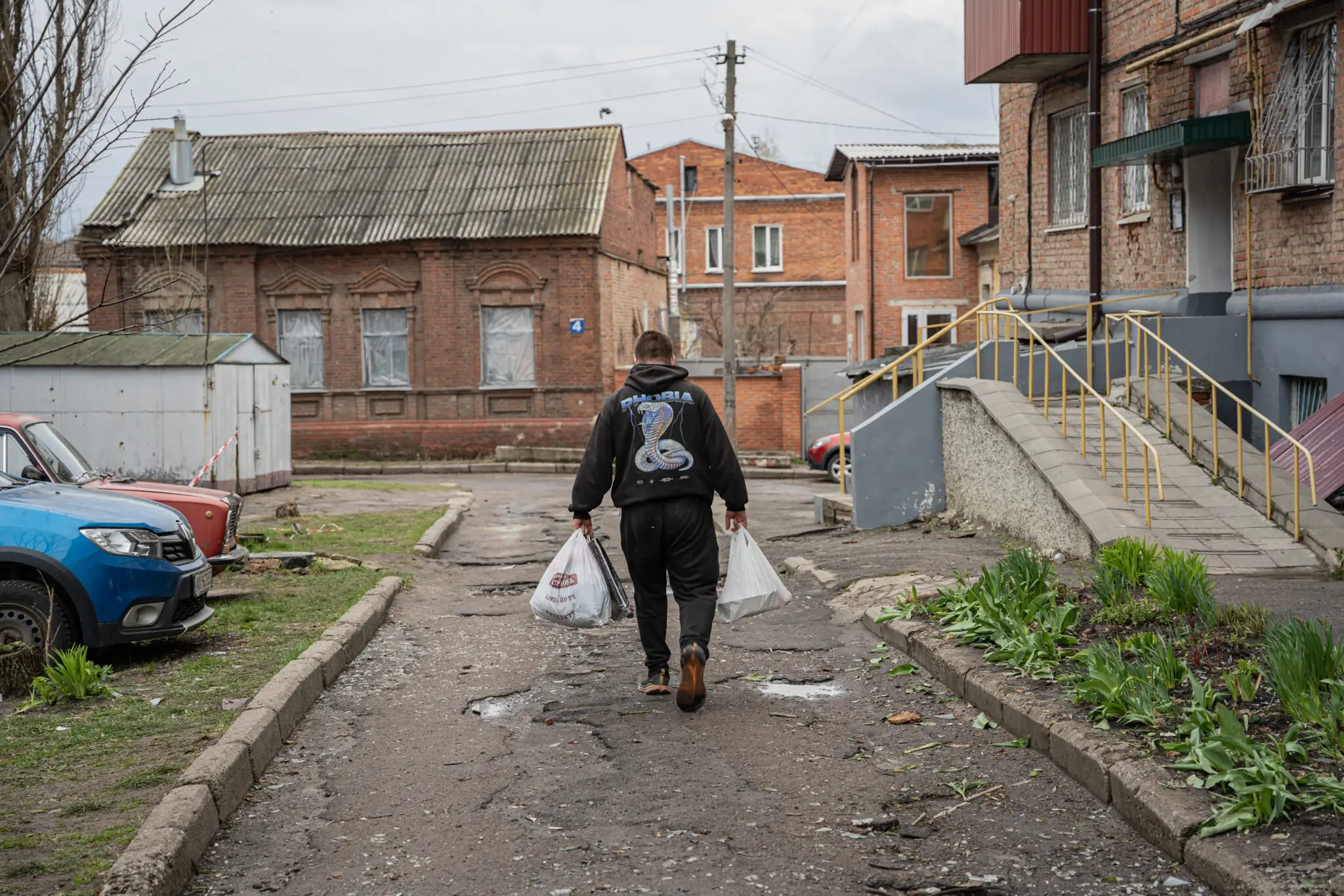 sumy-velykden-26-19 Мешканець пошкодженого будинку виносить свої речі