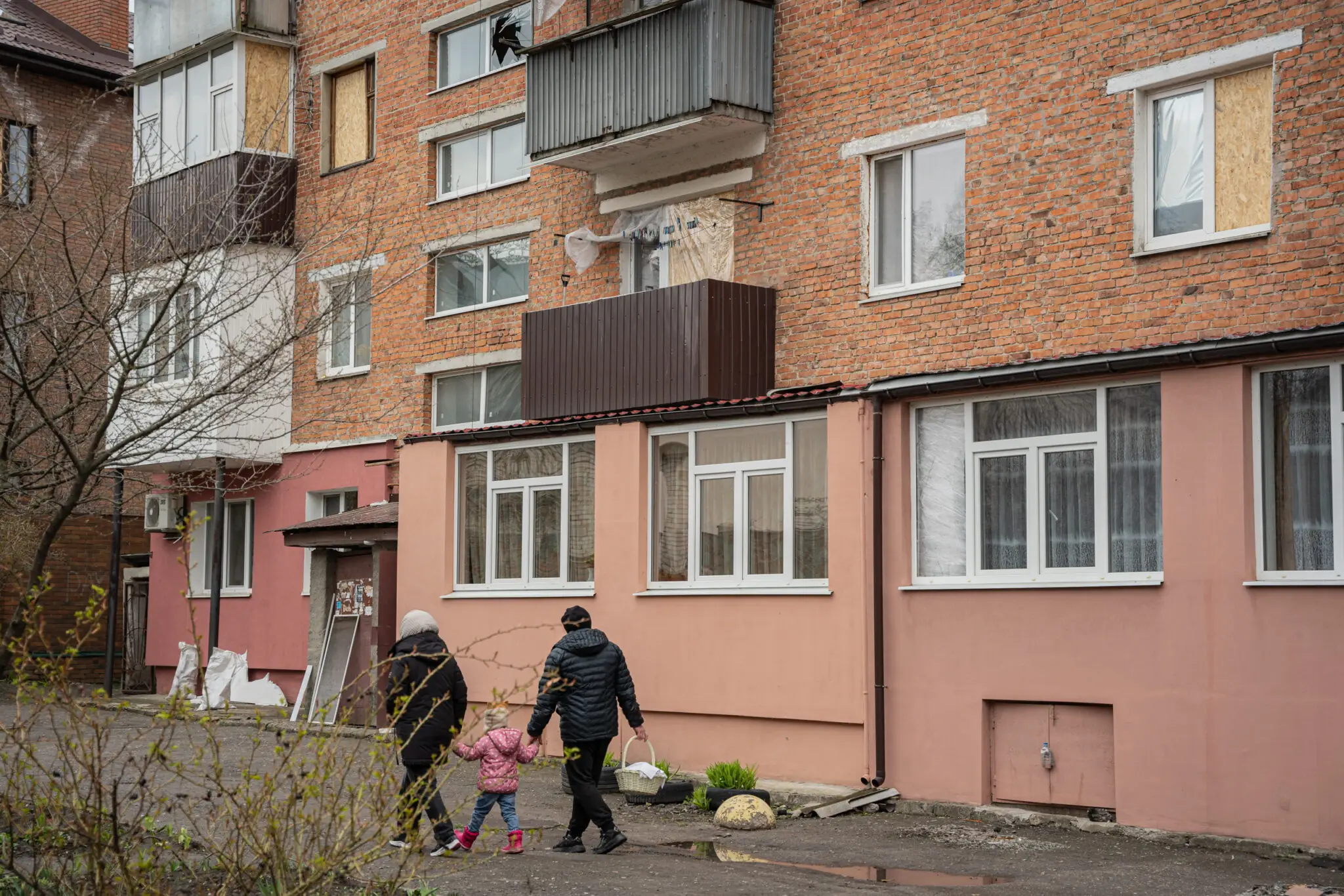 sumy-velykden-26-20 Мешканці пошкодженого будинку йдуть святити паски з онучкою
