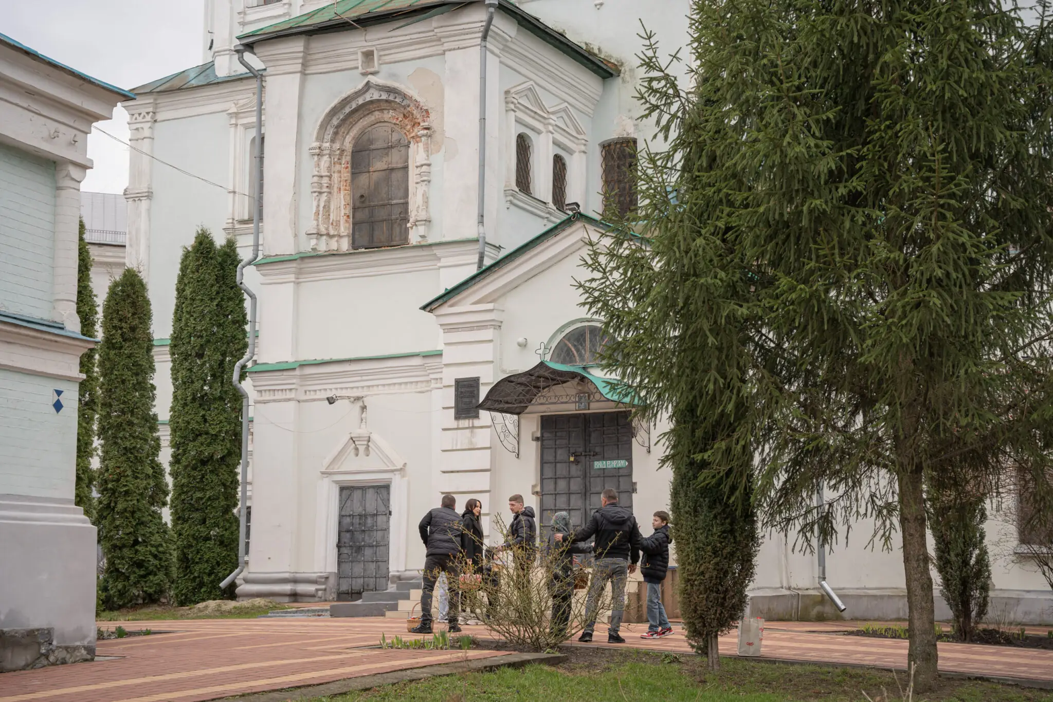 sumy-velykden-26-21 Містяни фотографуються біля Свято-Воскресенського собору