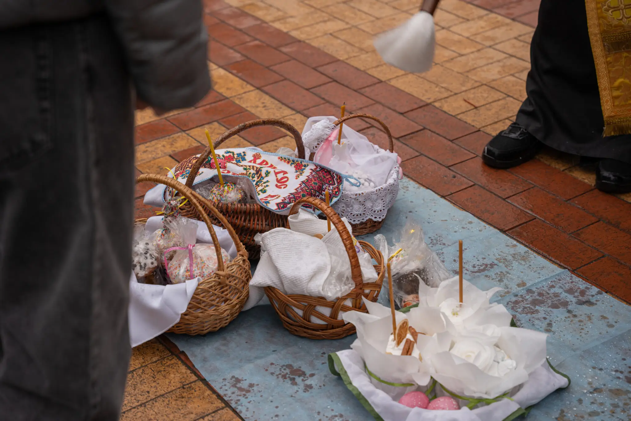 sumy-velykden-26-22 Священник щедро кропить великодні кошики
