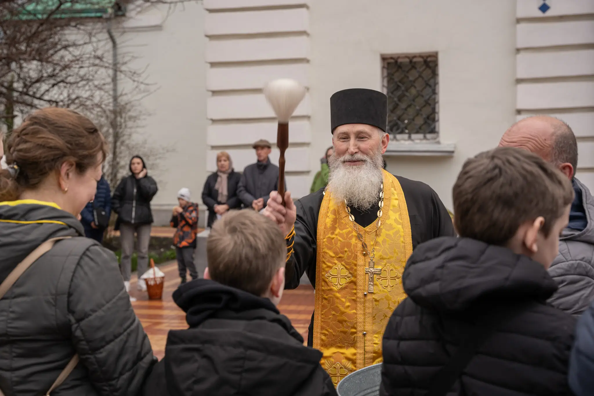 sumy-velykden-26-26 Священник вітає містян з Великоднем
