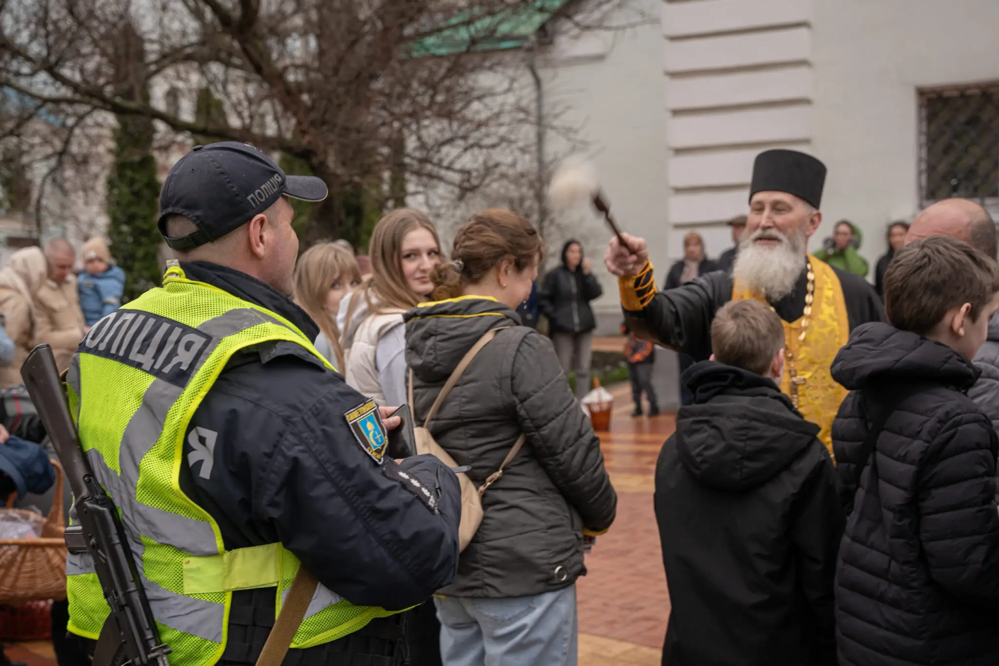 sumy-velykden-26-27 Батюшка кропить поліцейського і дякує за службу