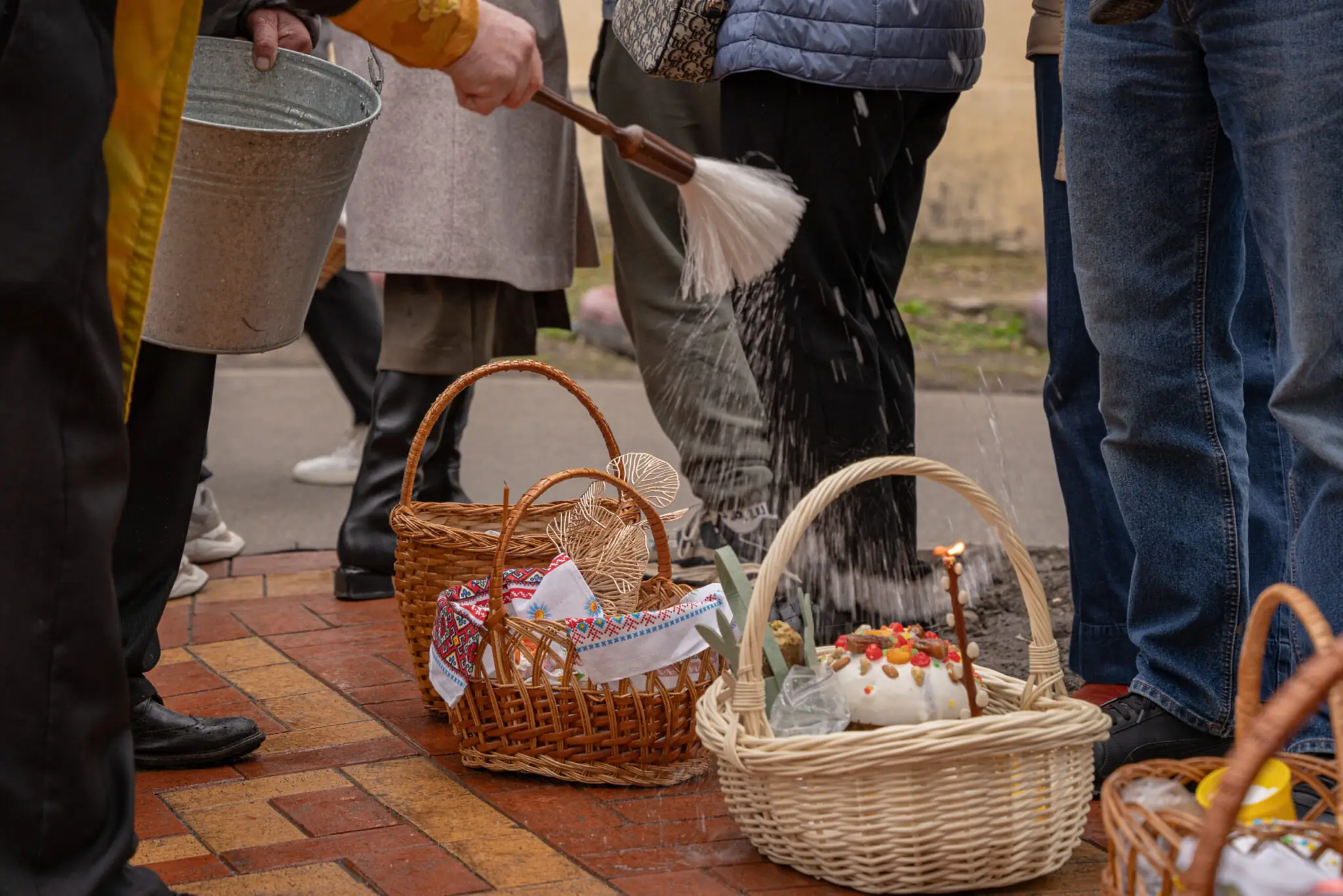 sumy-velykden-26-28 Батюшка освячує великодні кошики
