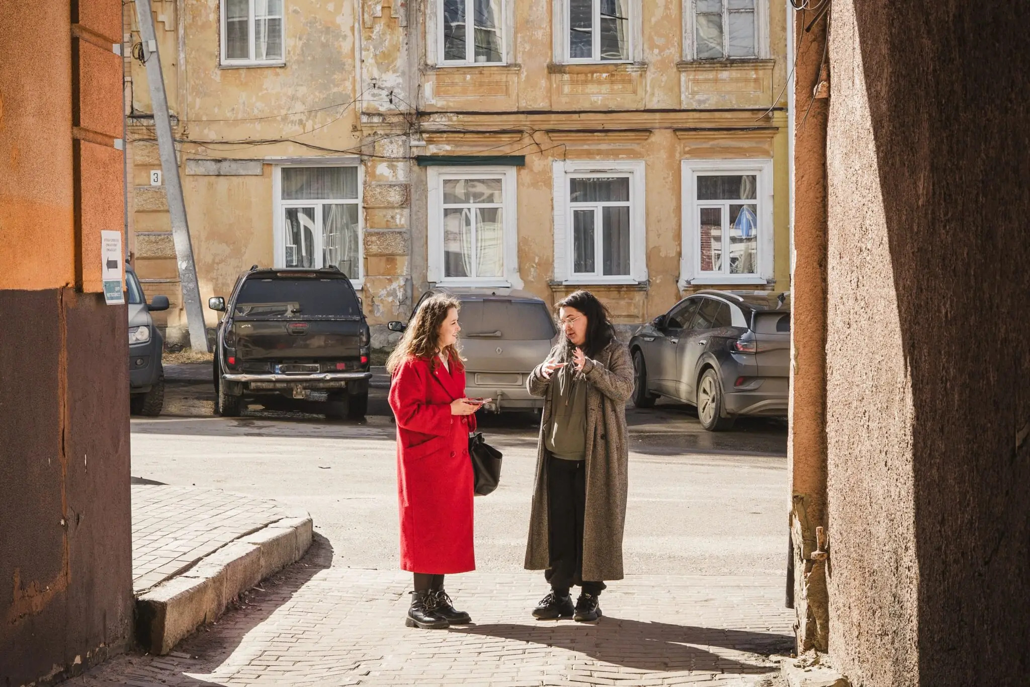 Світлана Чунту показує дворик-колодязь в Сумах