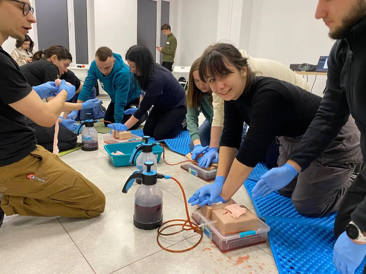 Юля вчиться тампонувати рану на курсах з тактичної медицини.