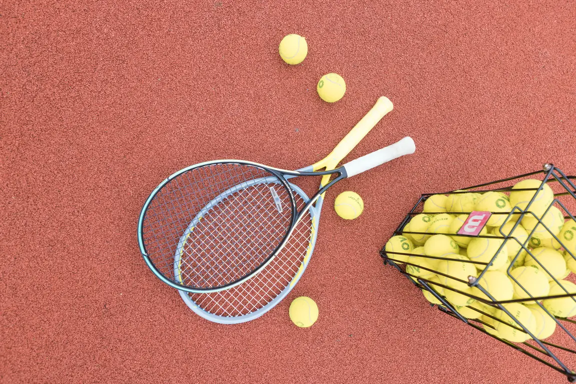 Тенісний корт і ракетки