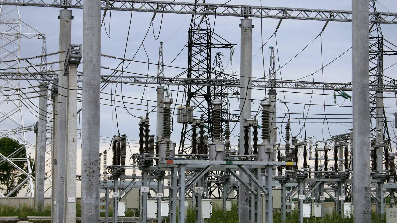 Трансформаторні підстанції стоять у полі.