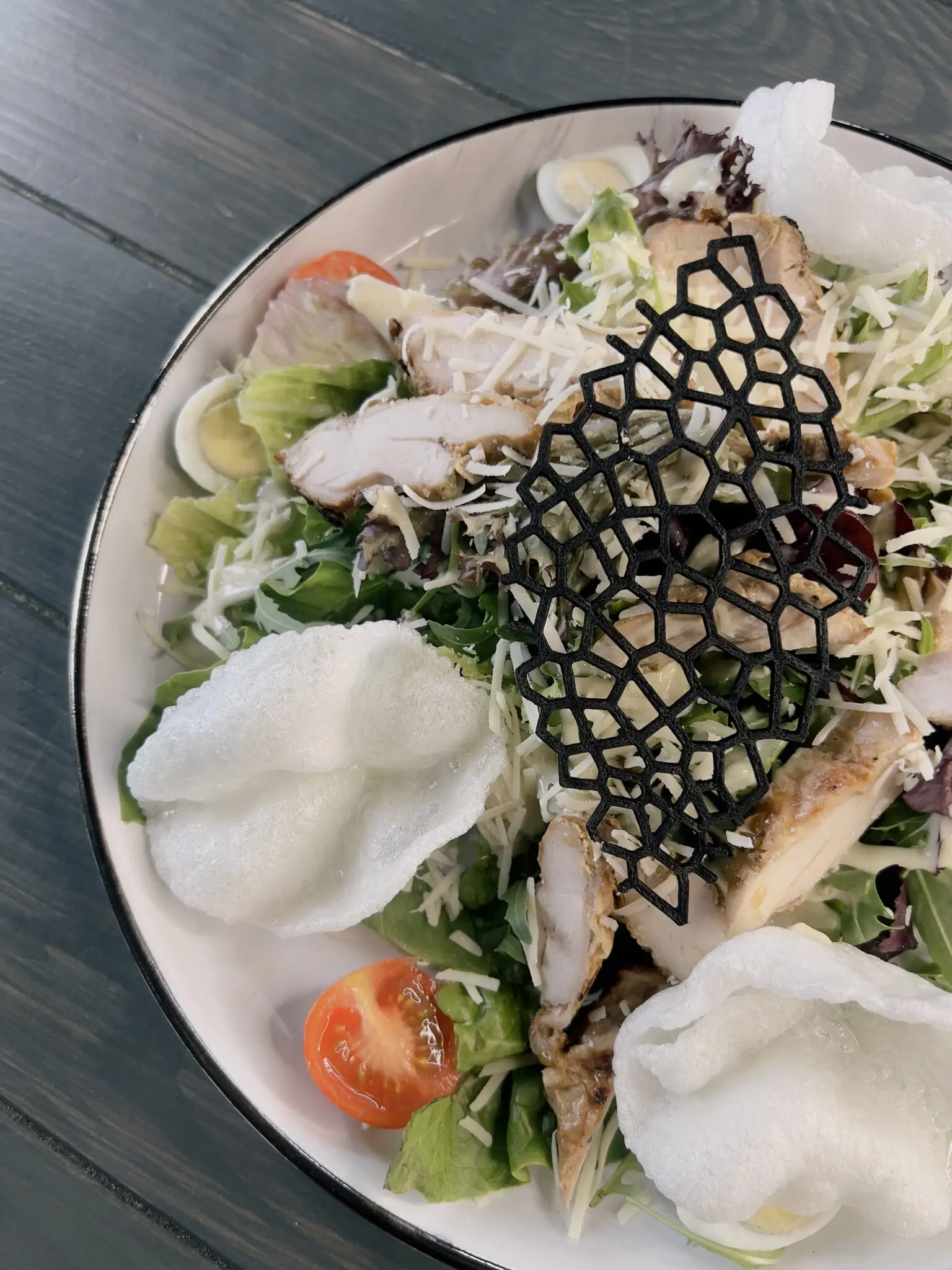 tsezar u restorani Veranda & Grill