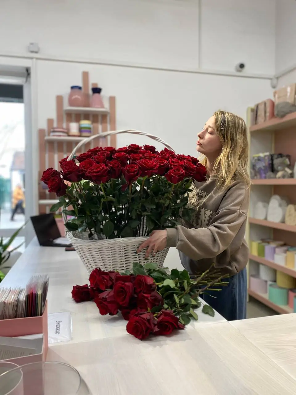 У квіткарні Сум формують букет