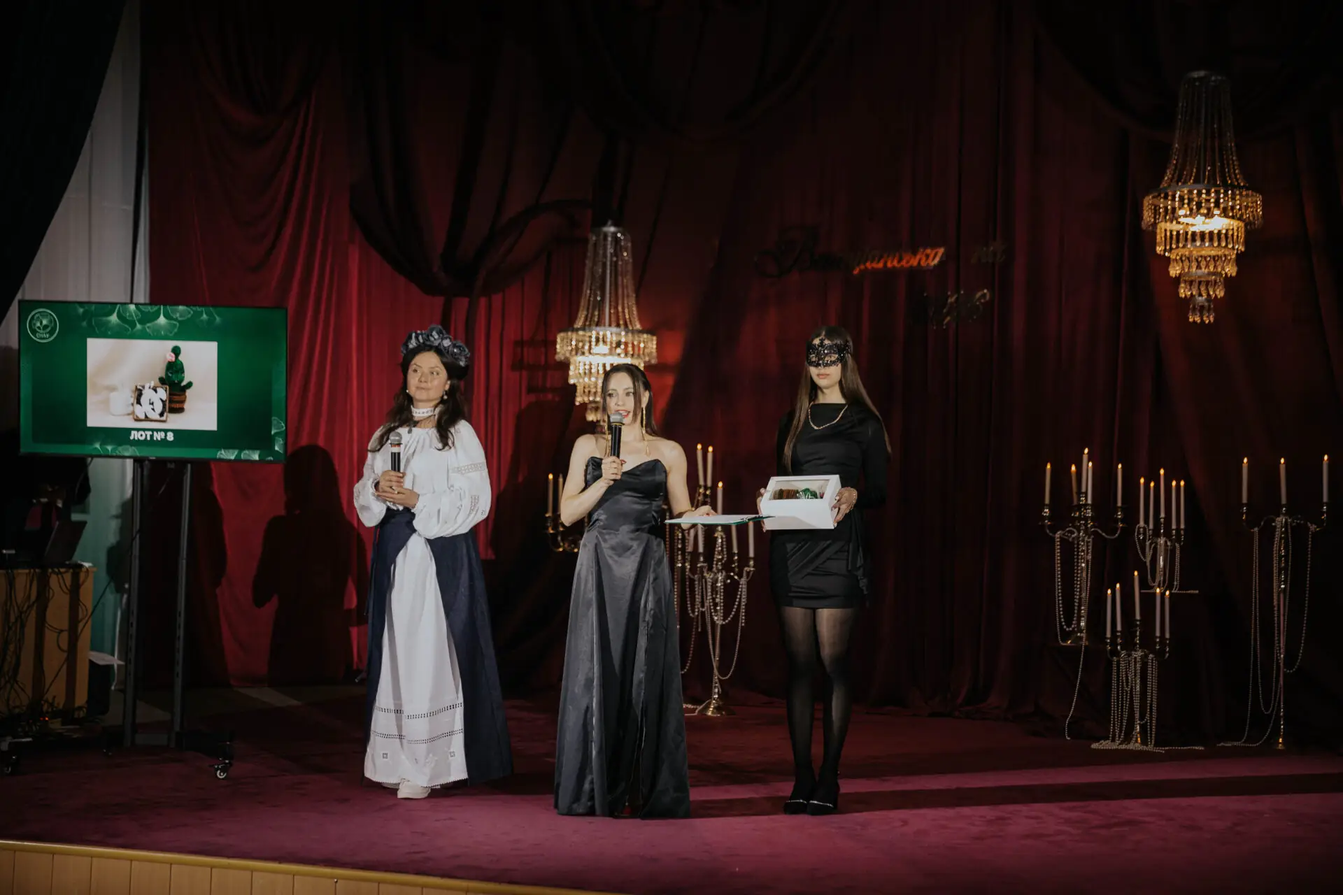 u snau provely bal z blahodiinym auktsionom У СНАУ відбувся бал з благодійним аукціоном