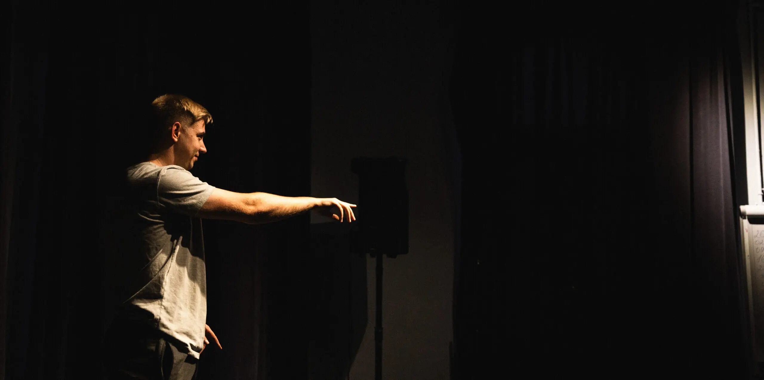 Учасник Клубу Цукру показує фільм