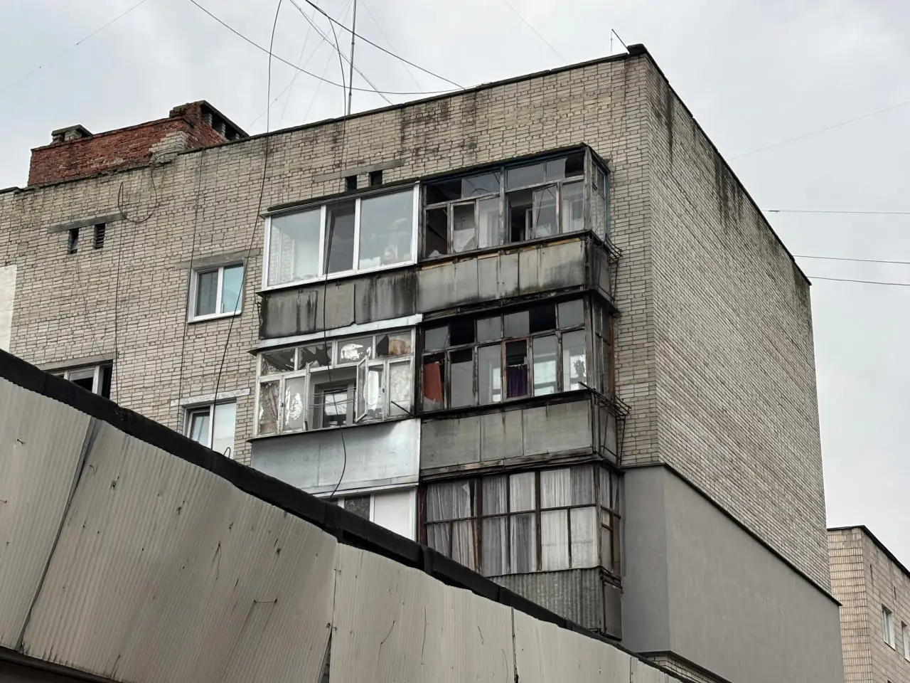 уражені вікна будівлі