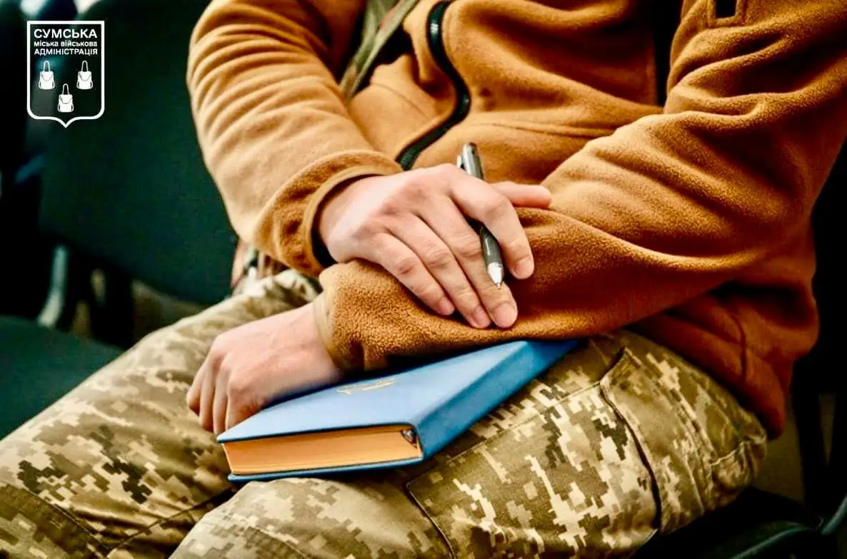 Військовий тримає книгу в руках