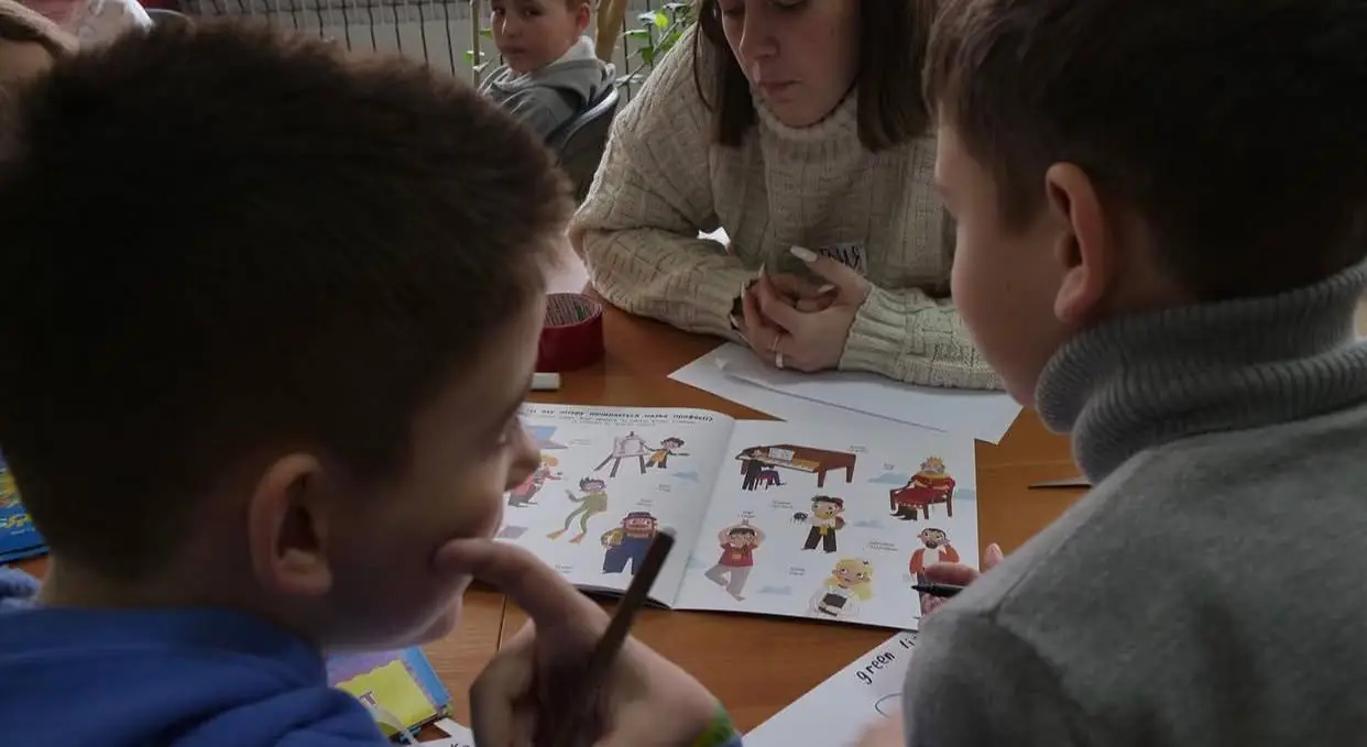 Юля волонтерить із дітьми й розфарбовує картинки.