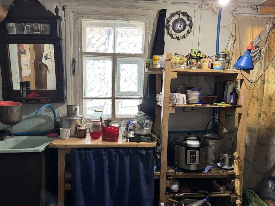 всередині будинку в селі Зацарне