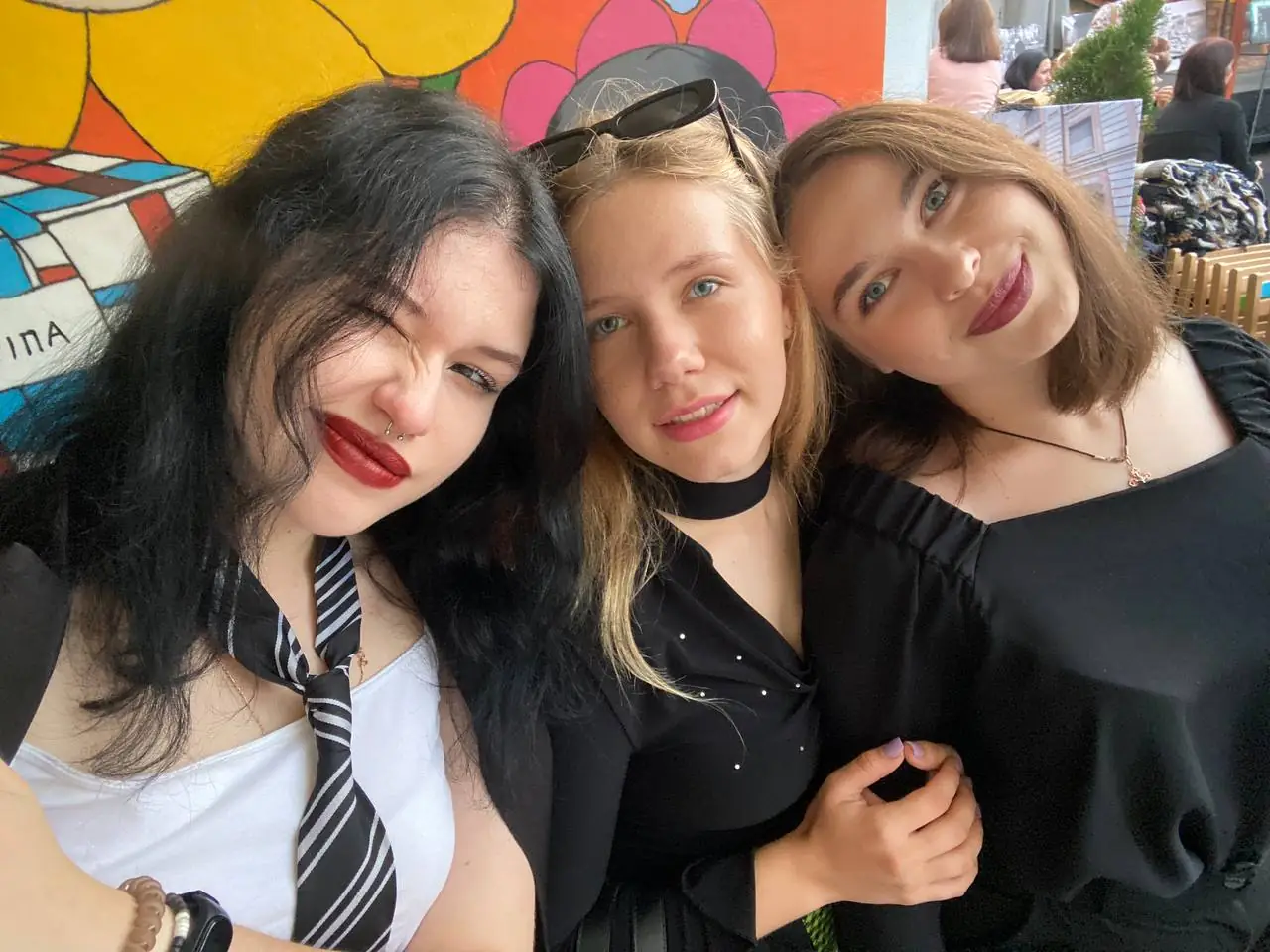 Дві загиблі студентки СумДУ (зліва)