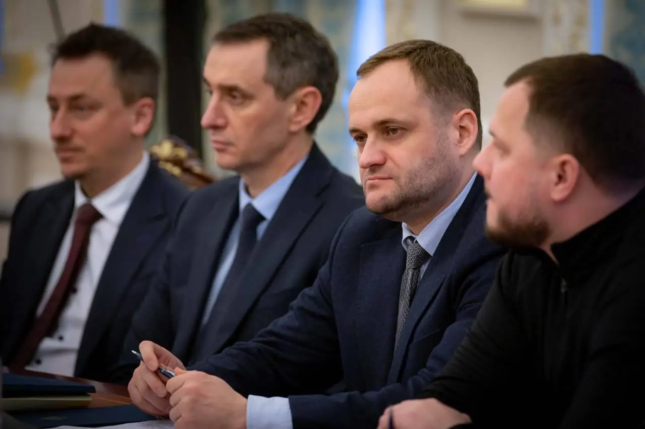 Олексій Кулеба слухає засідання РНБО.