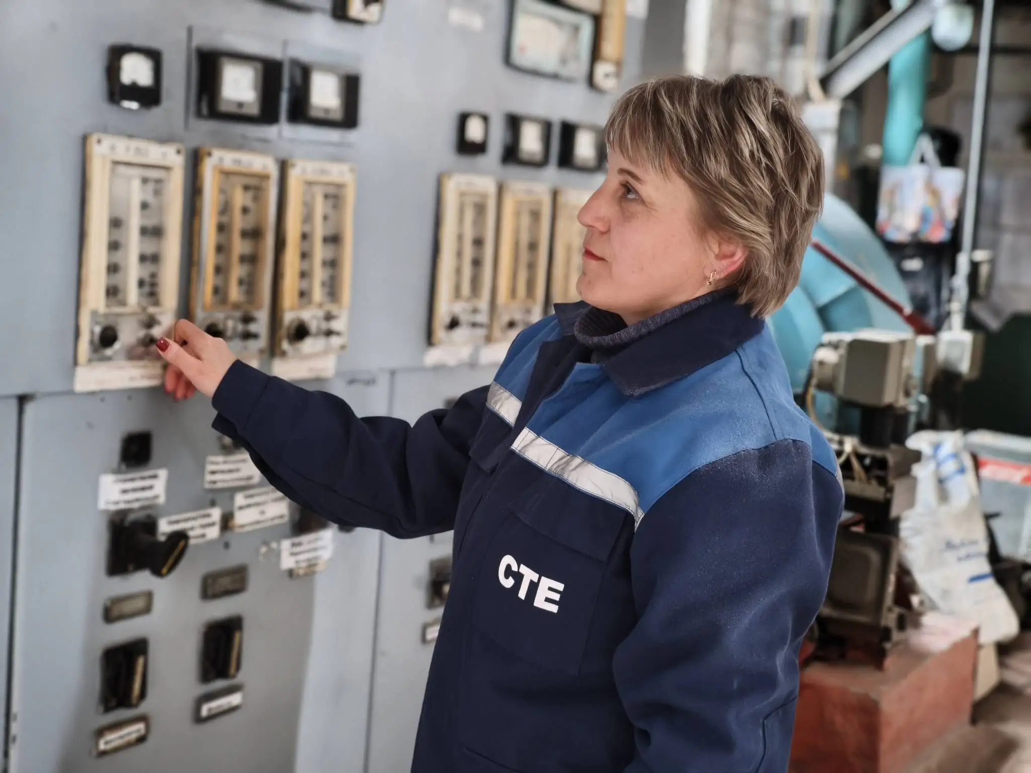 Жінка працює в Сумитеплоенерго