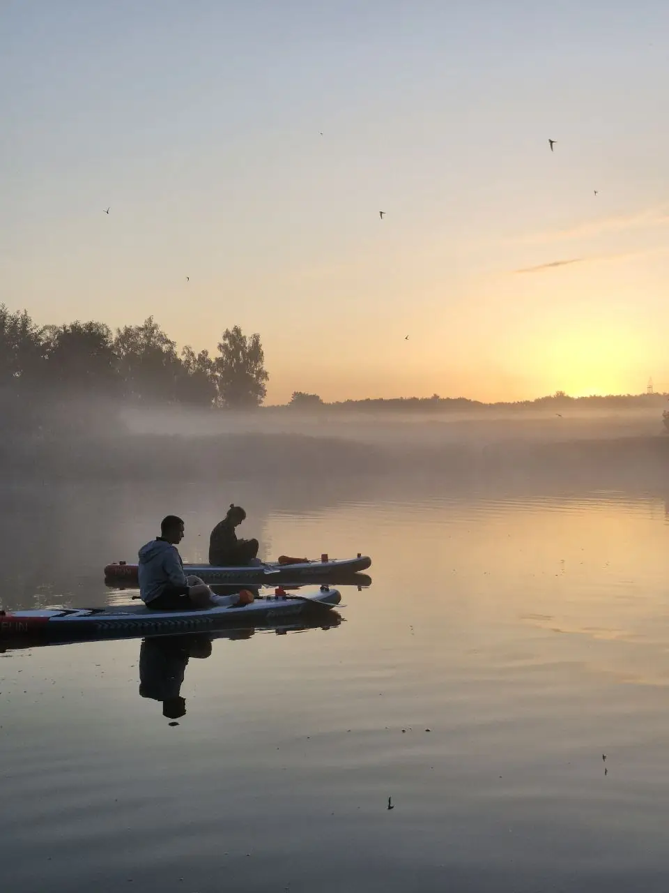 Люди зустрічають світанок в Сумах на воді