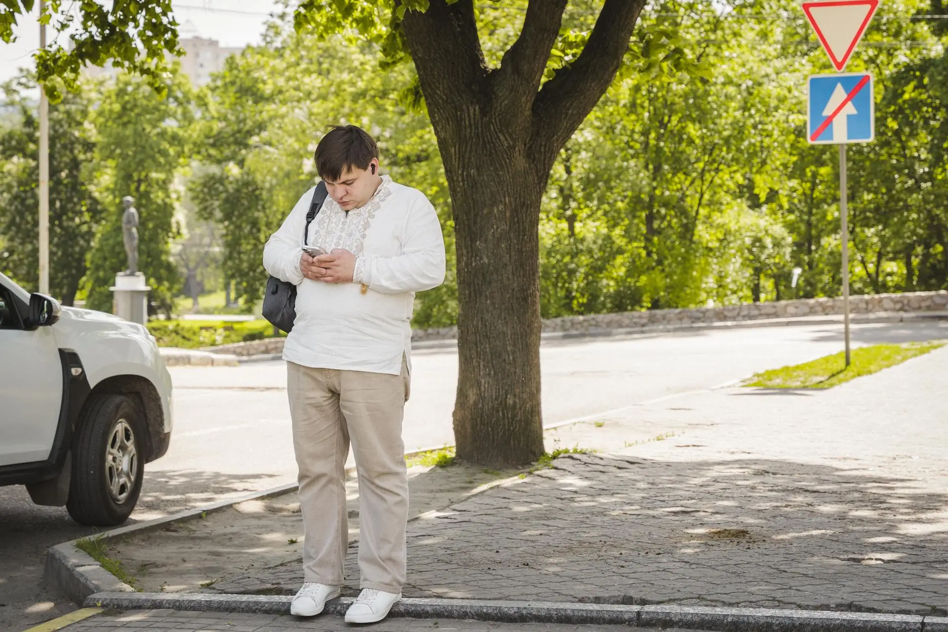 cholovik bila vyshyvanka telefon sumy