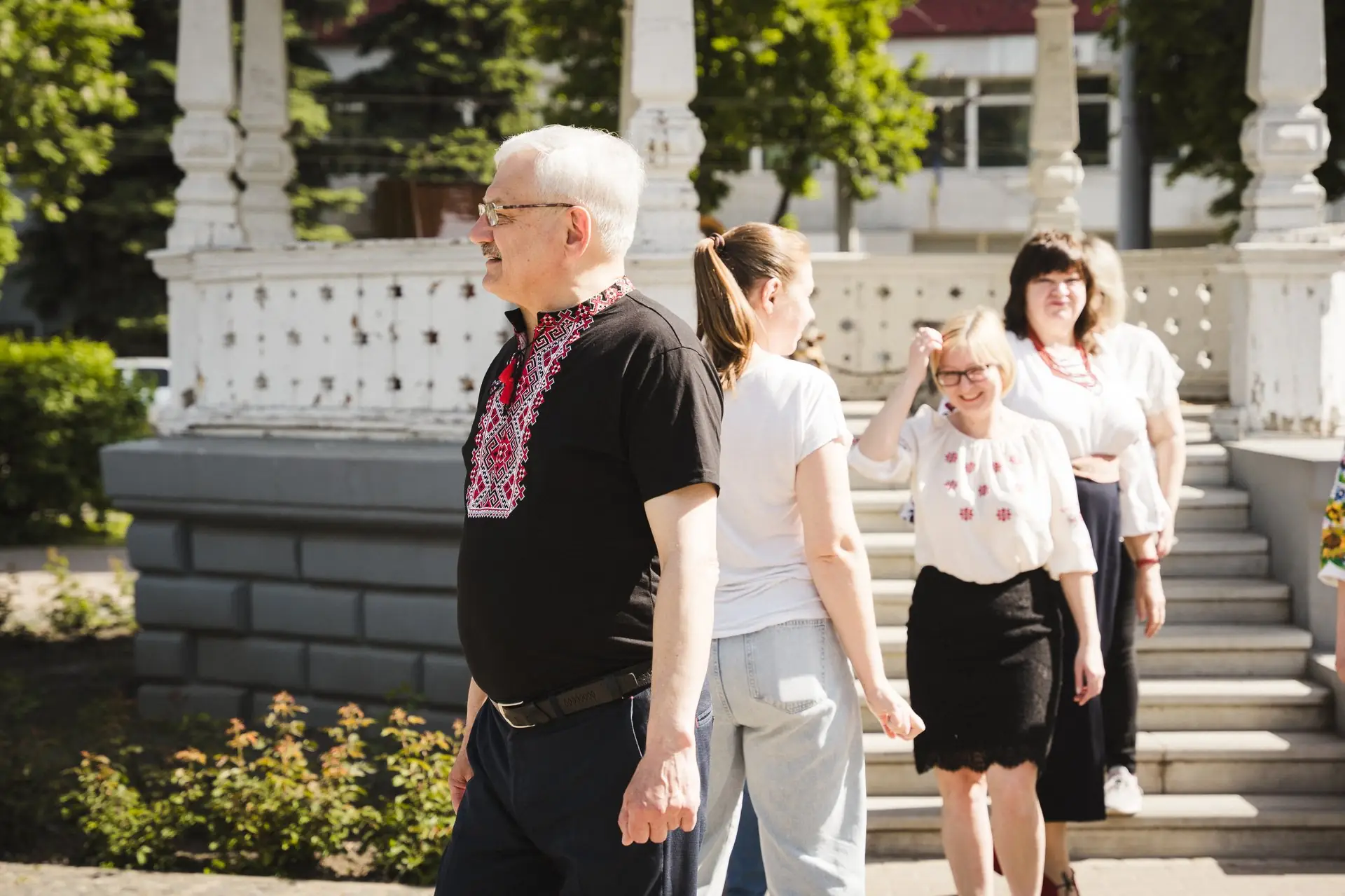 cholovik chorna vyshyvanka altanka