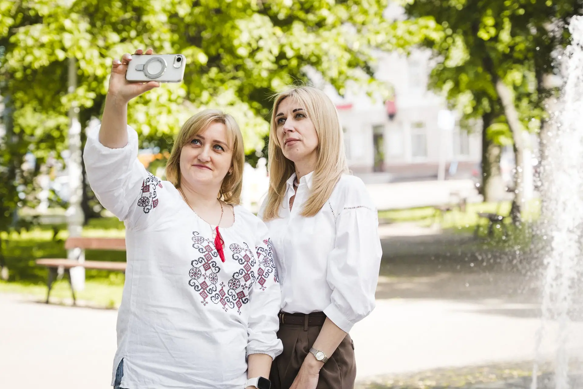 dvi zhinky selfi bilya fontana sumy