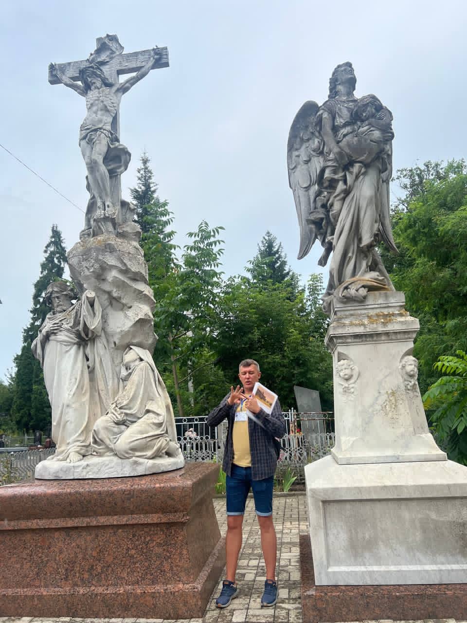 Скульптури Круазі на центральному кладовищі в Сумах