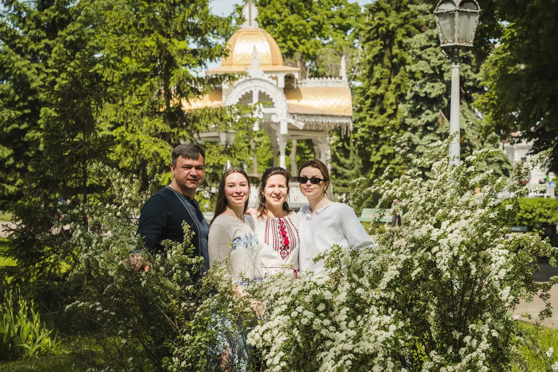 rodyna bilya altanky svyato vyshyvanky