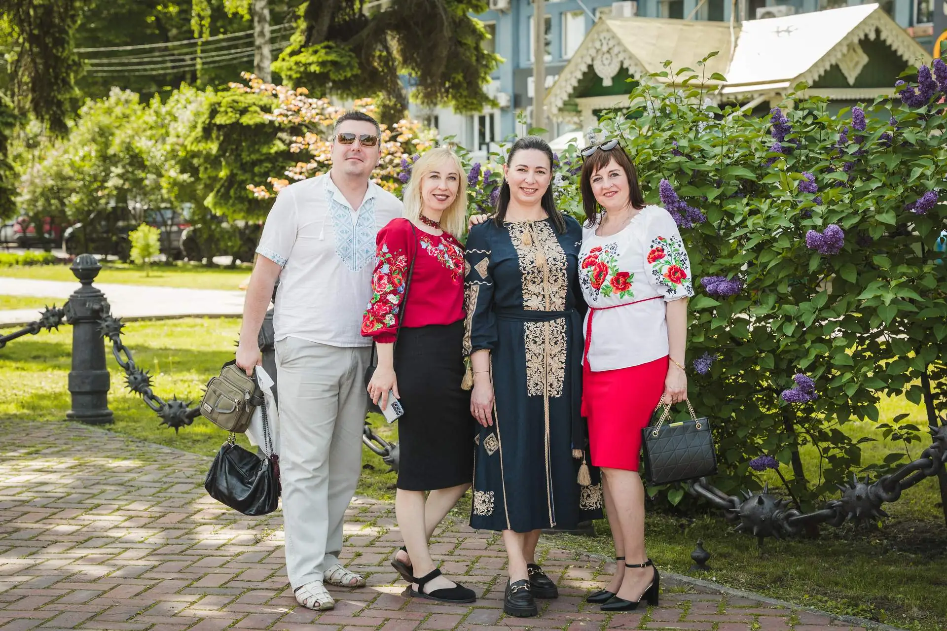 rodyna bilya buzku svyato vyshyvanky