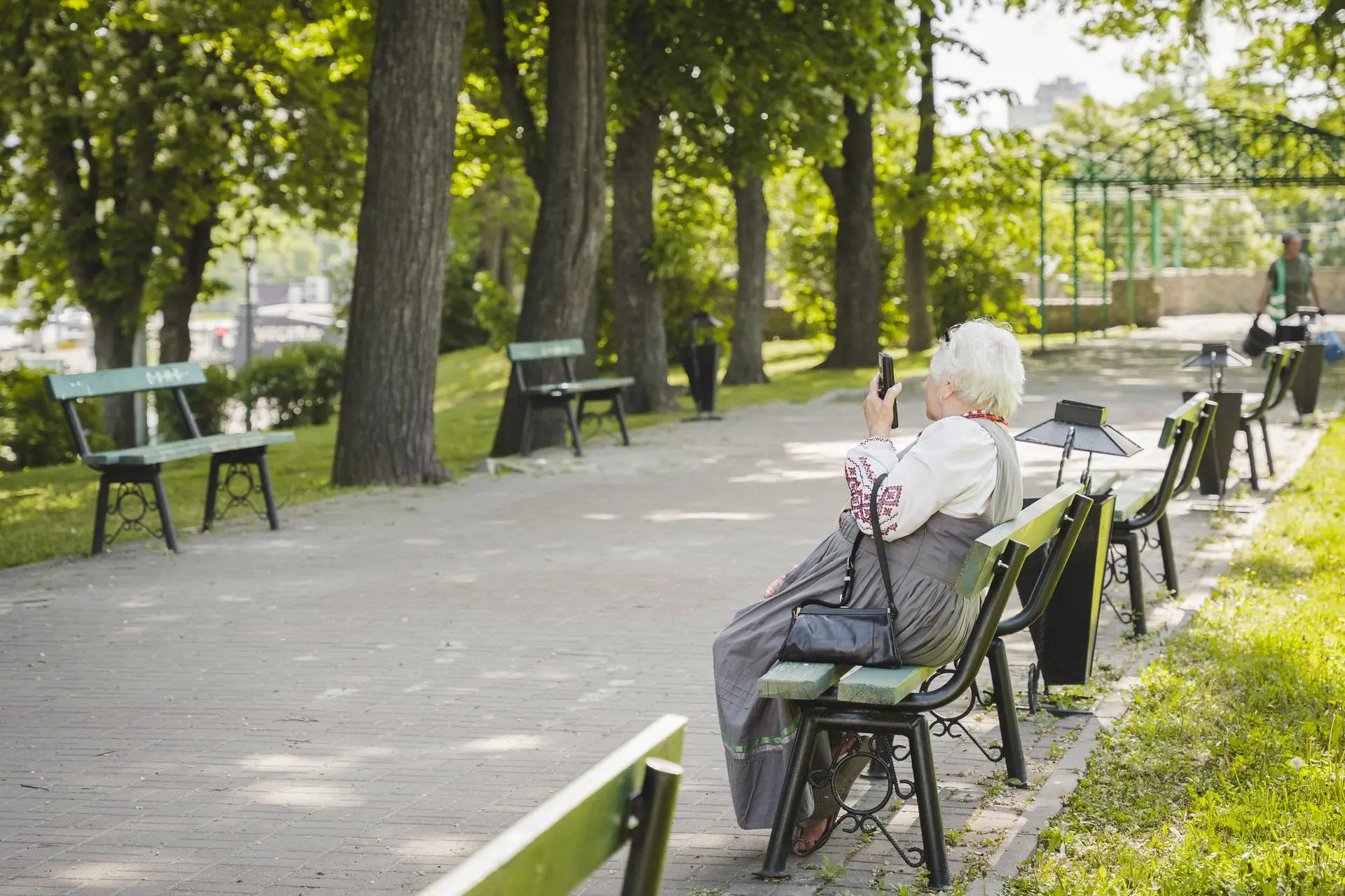 starsha zhinka lavka park vyshyta sorochka