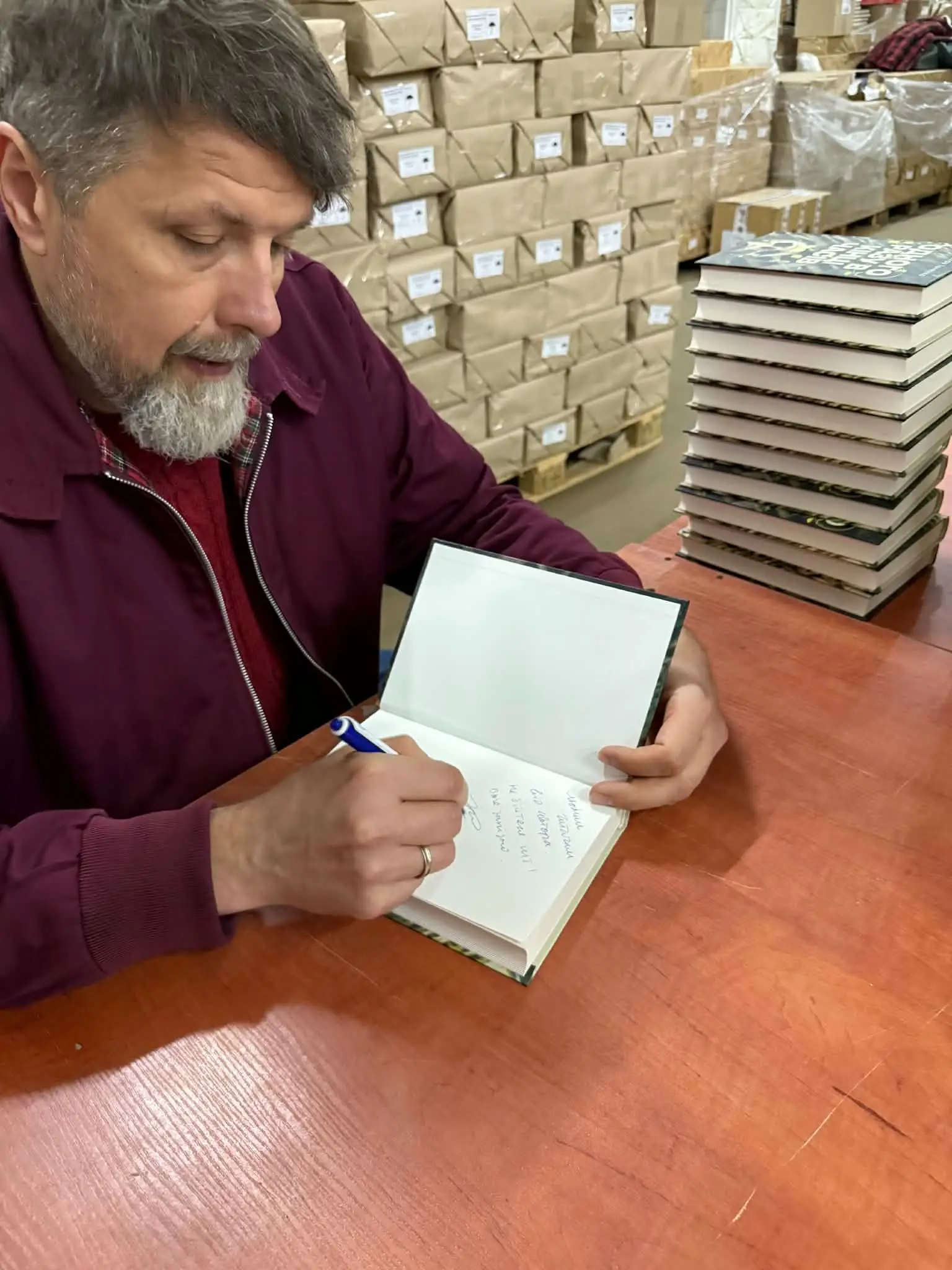 Владислав Івченко підписує нову книгу