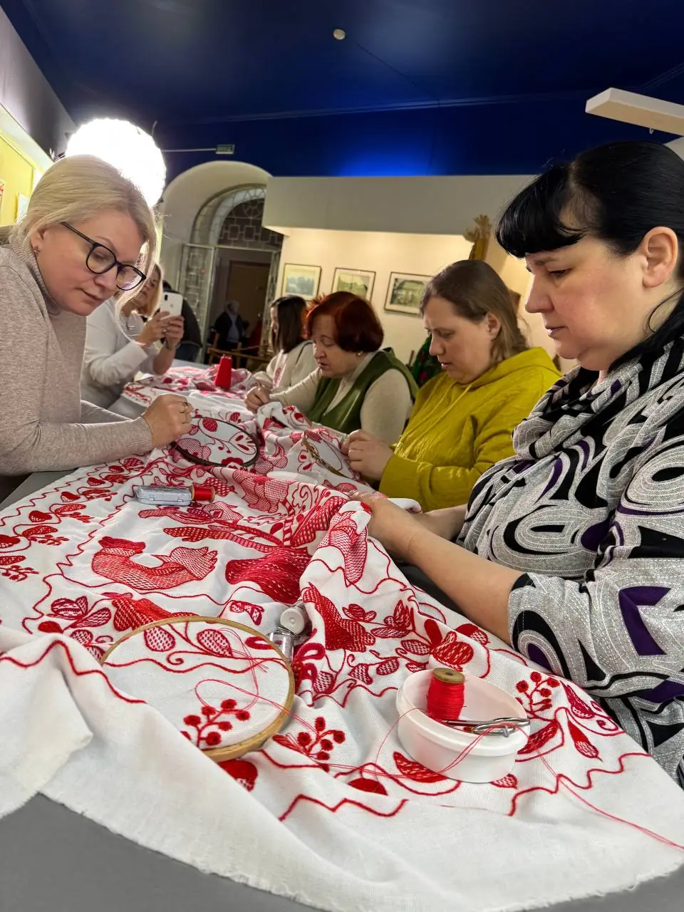 вишивають рушник єднання в Сумах