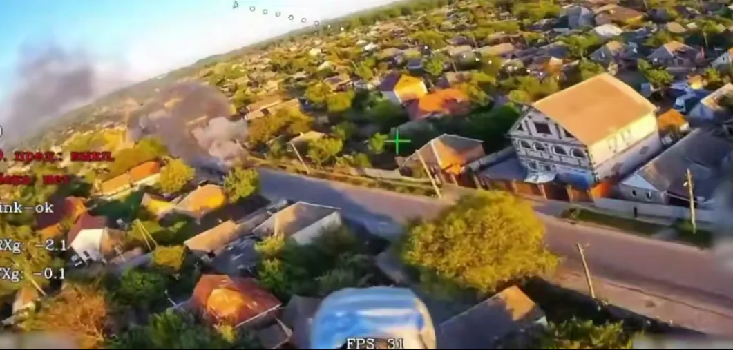 Російський дрон на оптоволокні літає над Баранівкою і Лукою