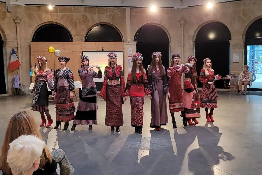artelʹ moda na vystupi u frantsiyi
